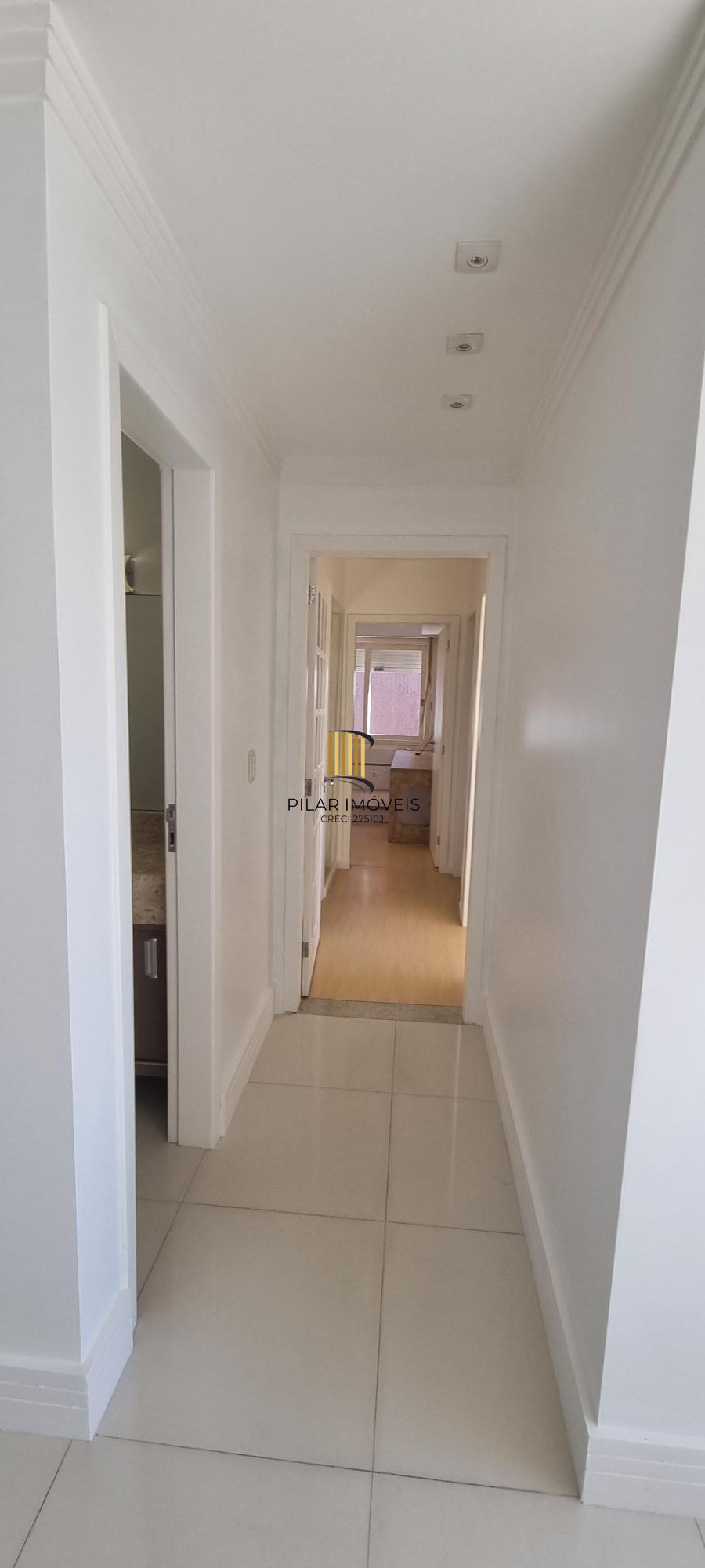 Apartamento 03 dormitórios, dependência e vaga de estacionamento no Bairro São João