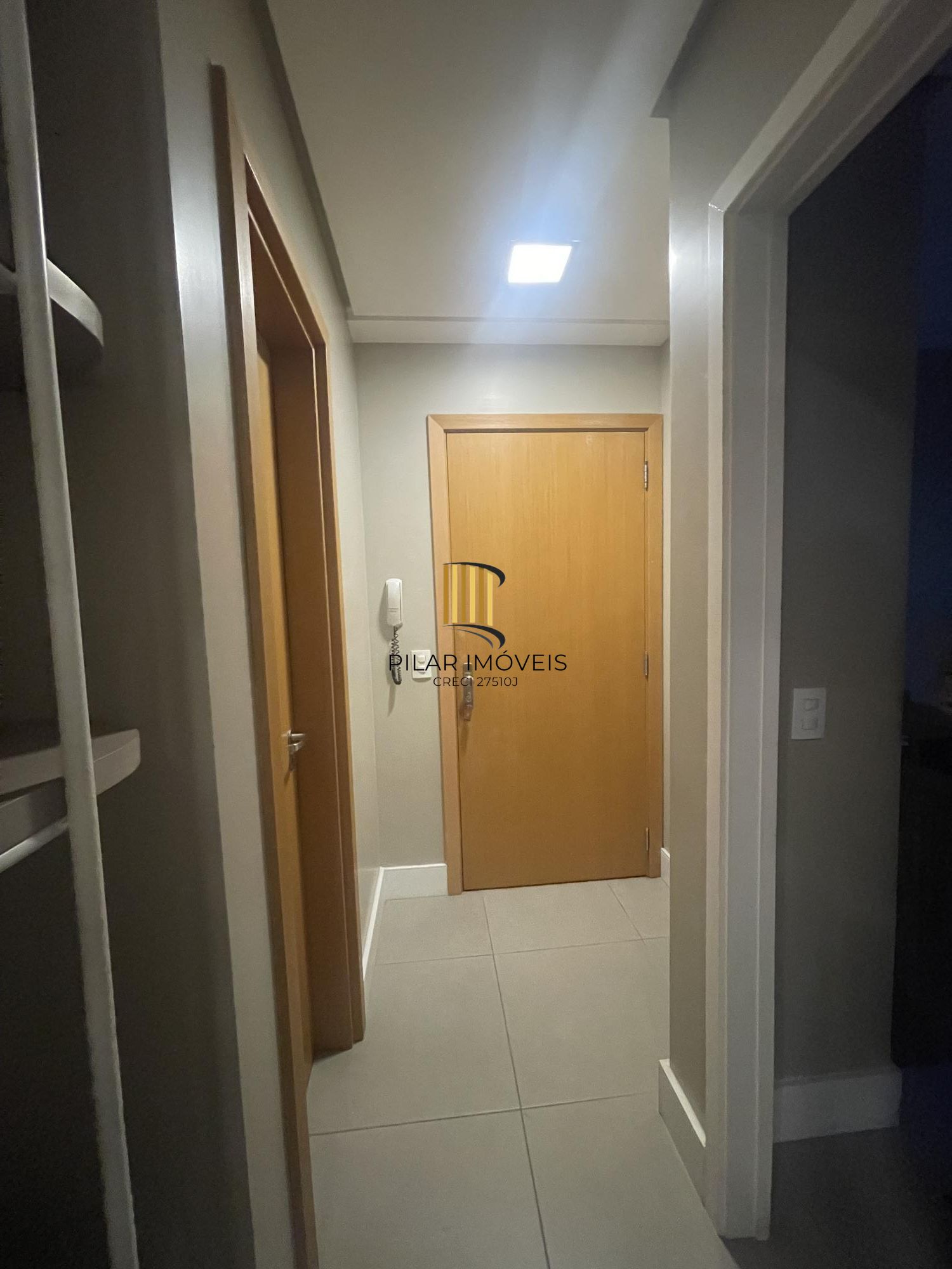 Ampla sala comercial com vaga de garagem escriturada