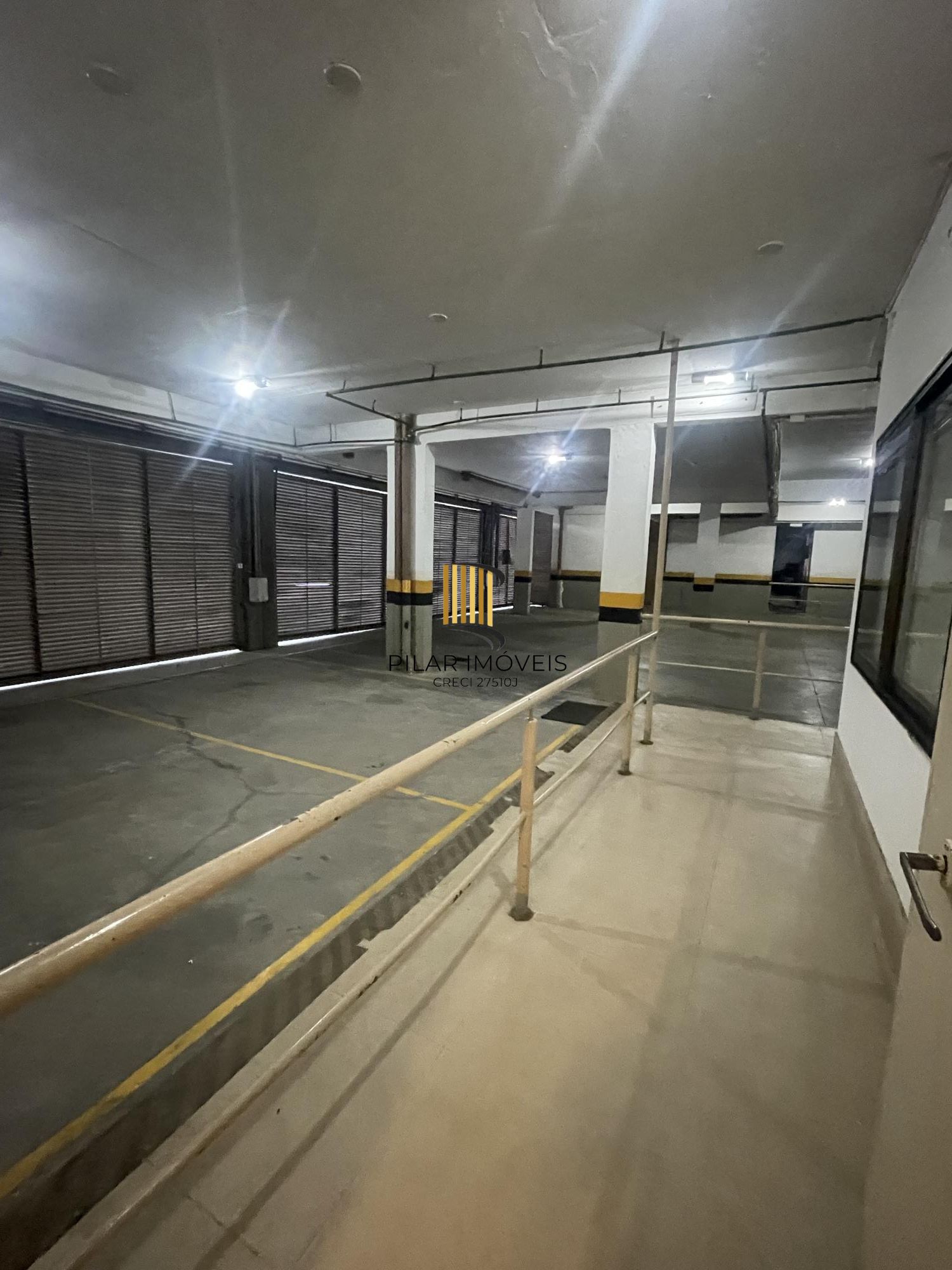 Ampla sala comercial com vaga de garagem escriturada