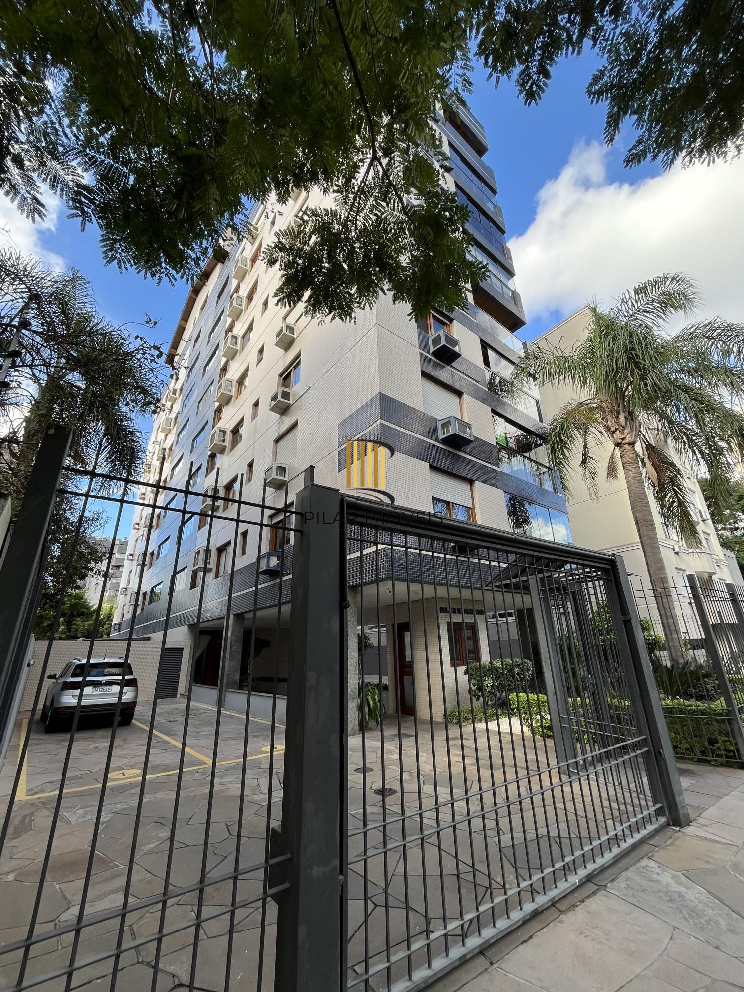 Apartamento de 3 quartos, suíte e 2 vagas de garagem no bairro Santana em POA