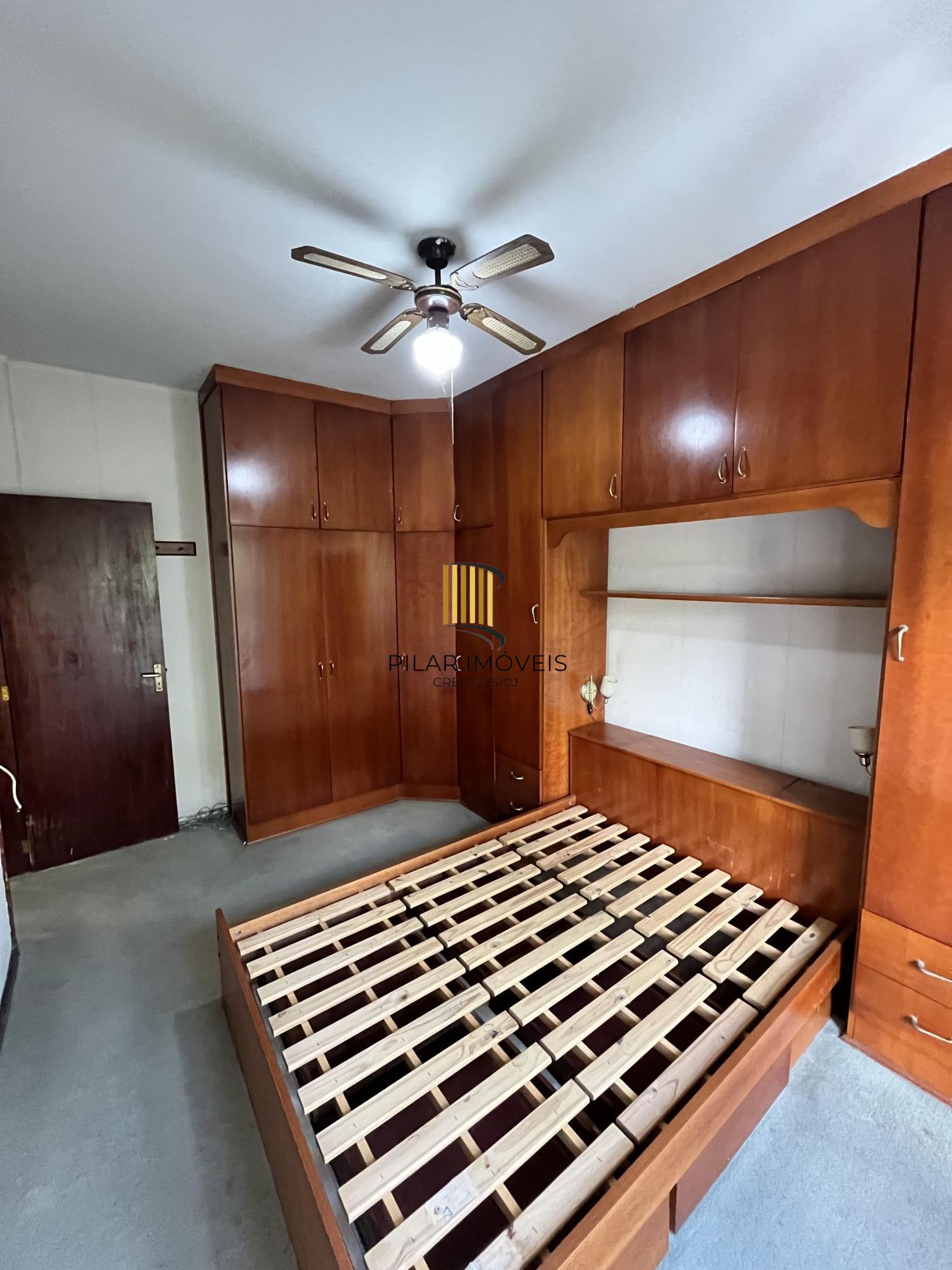 Apartamento de 2 quartos, lareira e dependência de empregada no bairro Floresta