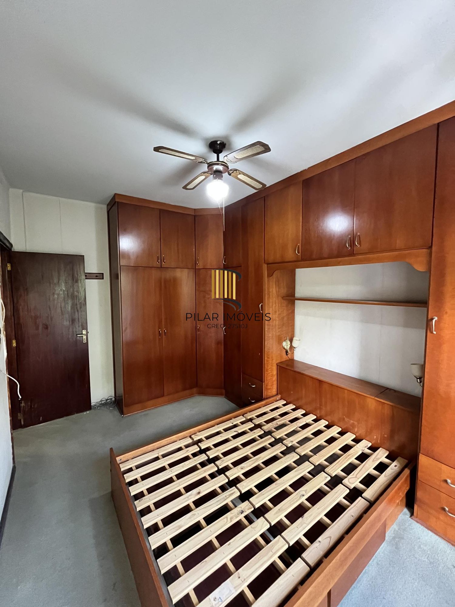 Apartamento de 2 quartos, lareira e dependência de empregada no bairro Floresta