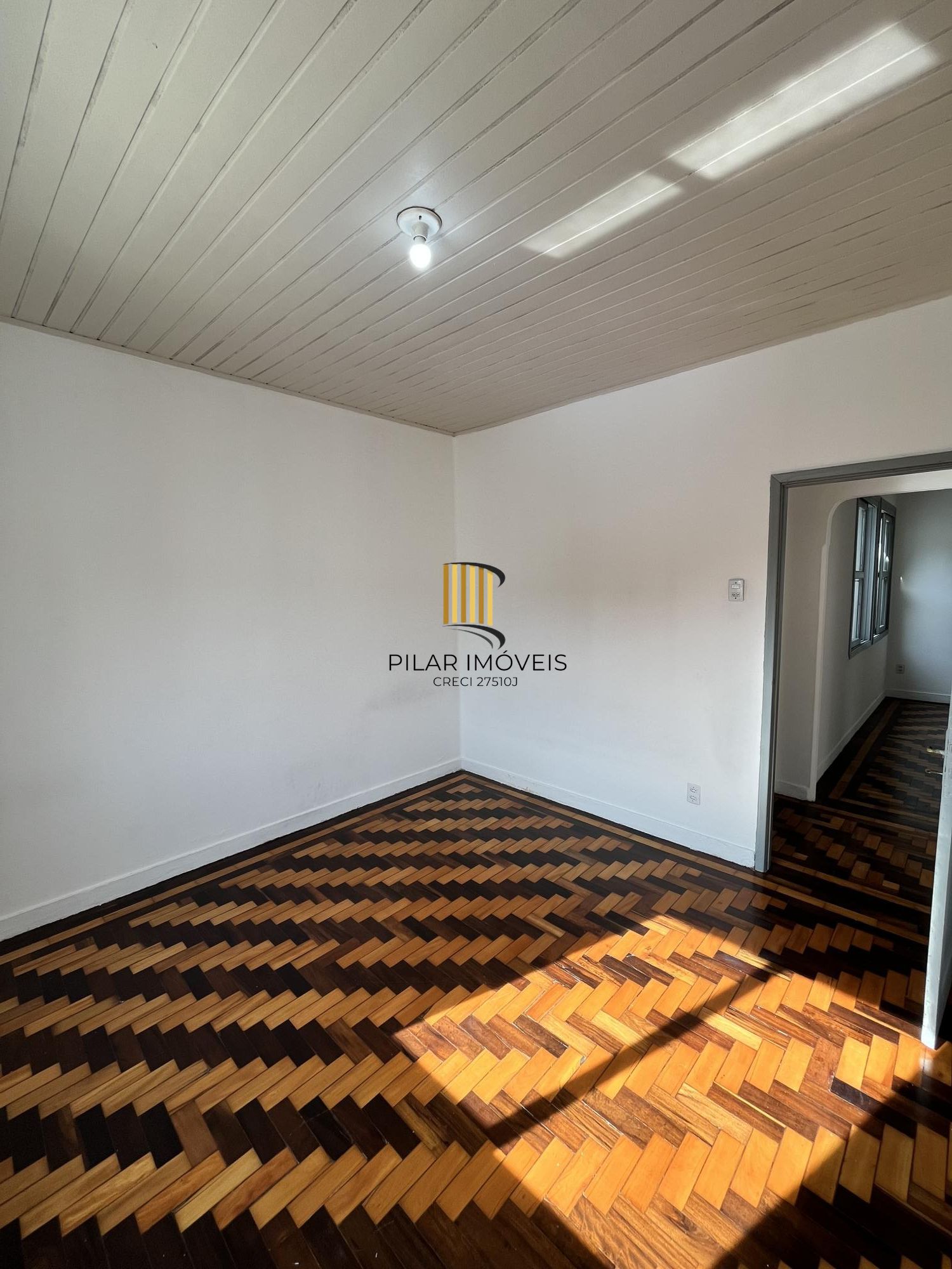 Apartamento de dois dormitórios, banheiro e sala no bairro Azenha Porto Alegre.