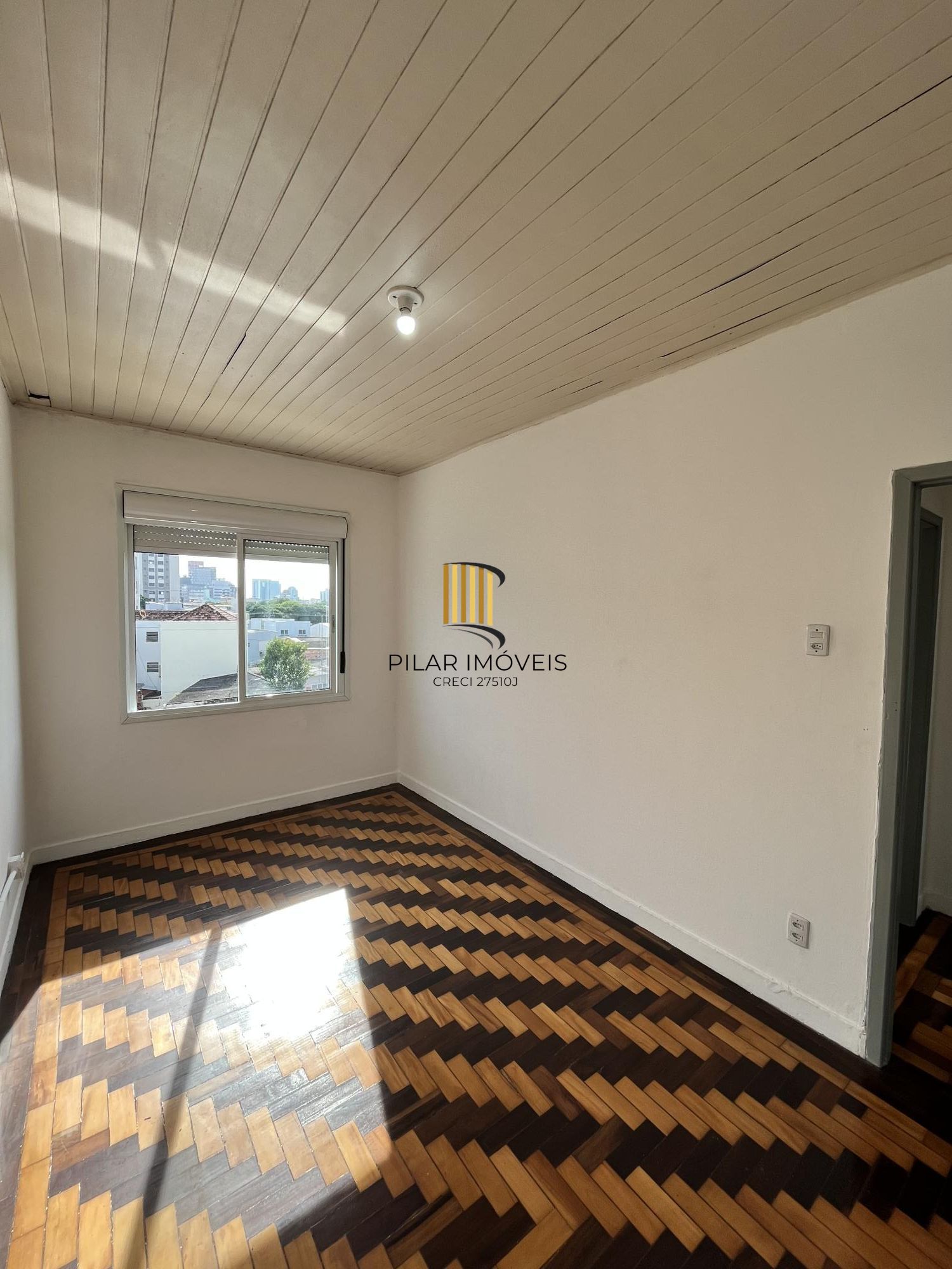 Apartamento de dois dormitórios, banheiro e sala no bairro Azenha Porto Alegre.