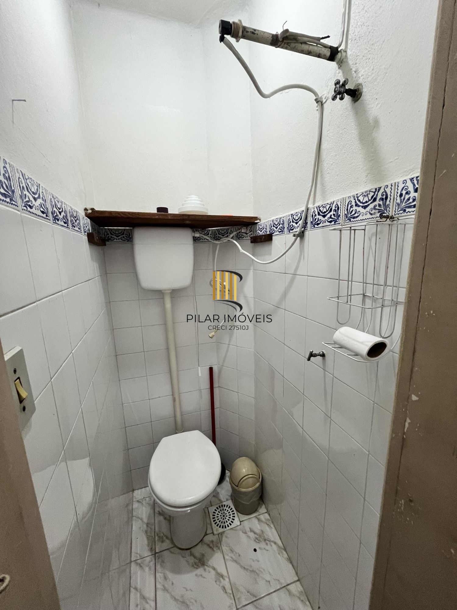 Apartamento de 2 quartos, lareira e dependência de empregada no bairro Floresta