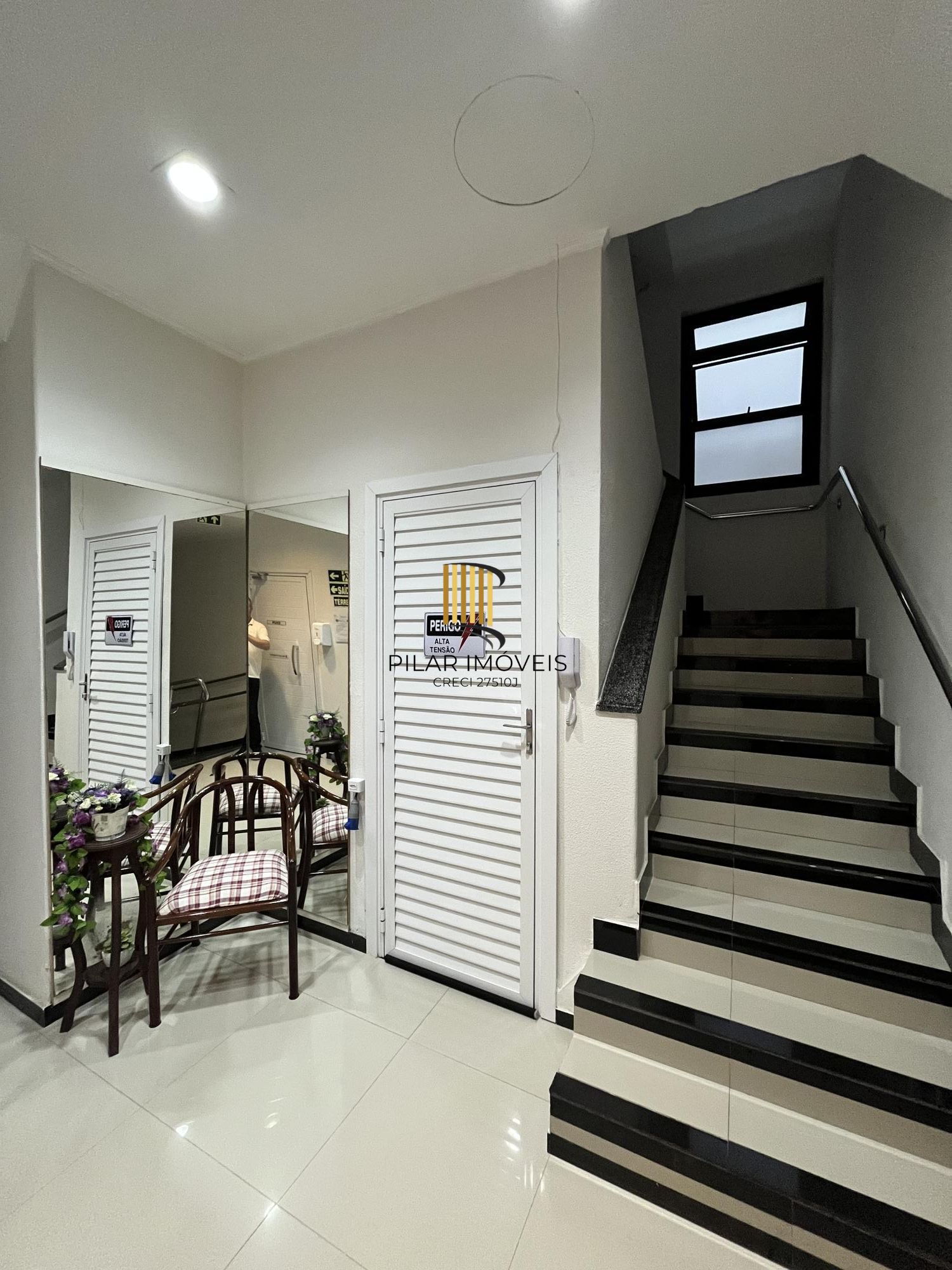 Apartamento de 2 quartos, lareira e dependência de empregada no bairro Floresta