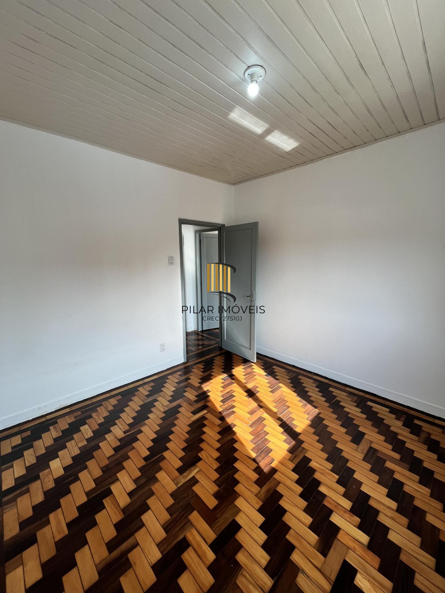 Apartamento de dois dormitórios, banheiro e sala no bairro Azenha Porto Alegre.