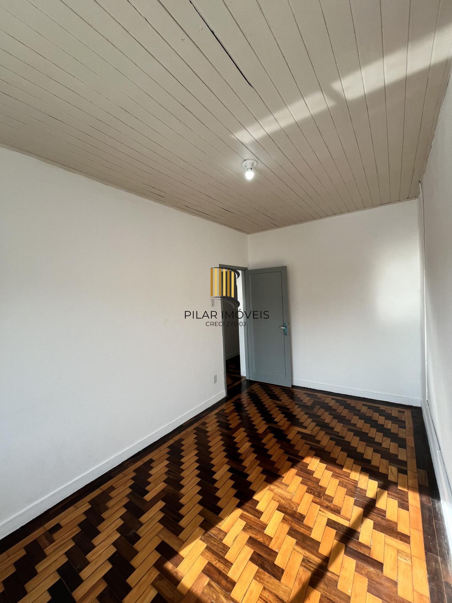 Apartamento de dois dormitórios, banheiro e sala no bairro Azenha Porto Alegre.