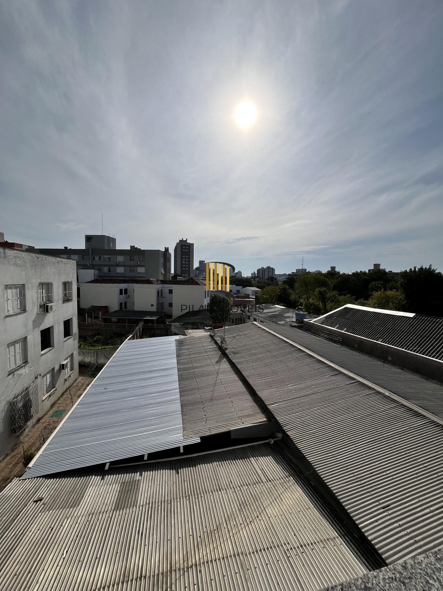 Apartamento de dois dormitórios, banheiro e sala no bairro Azenha Porto Alegre.