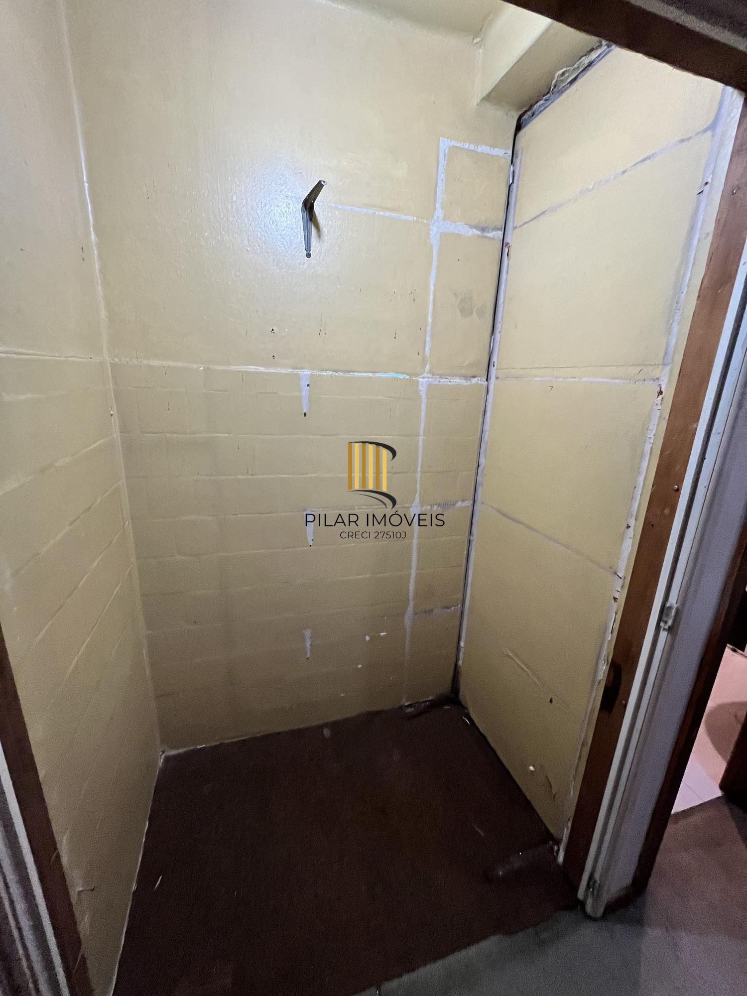 Apartamento de 2 quartos, lareira e dependência de empregada no bairro Floresta