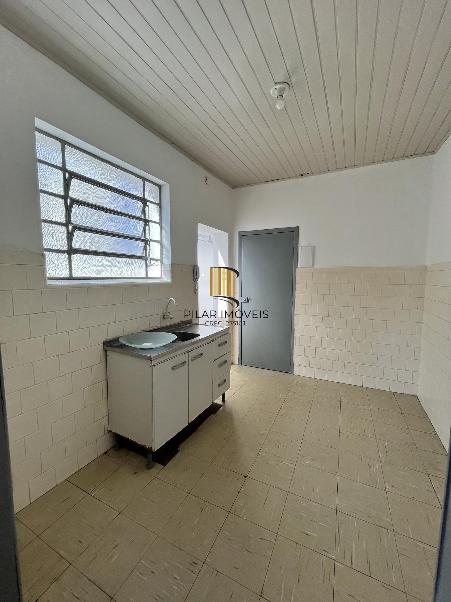 Apartamento de dois dormitórios, banheiro e sala no bairro Azenha Porto Alegre.