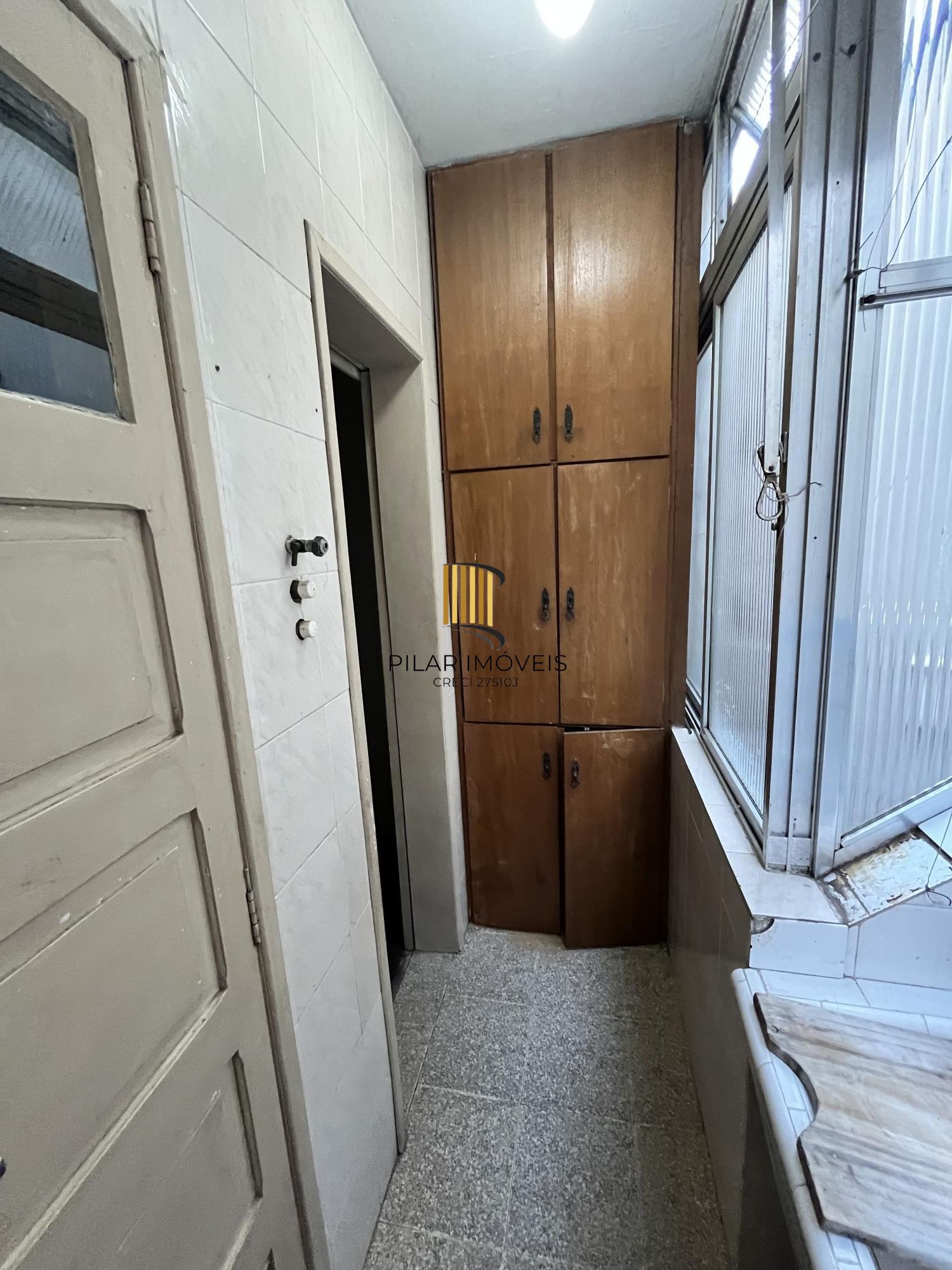 Apartamento de 2 quartos, lareira e dependência de empregada no bairro Floresta