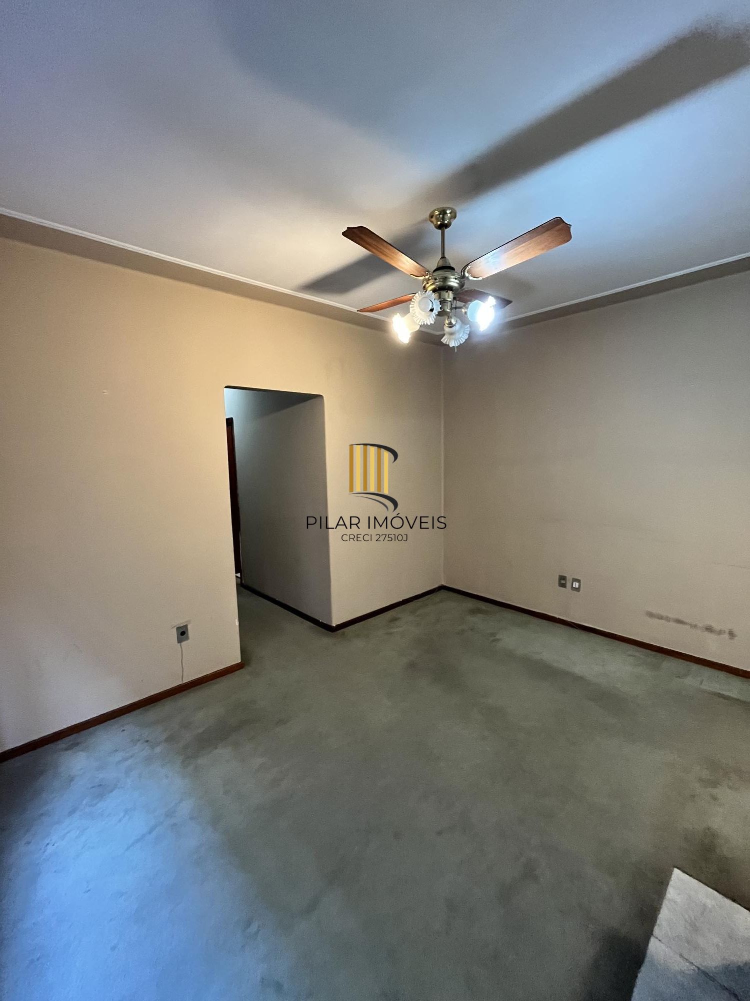 Apartamento de 2 quartos, lareira e dependência de empregada no bairro Floresta