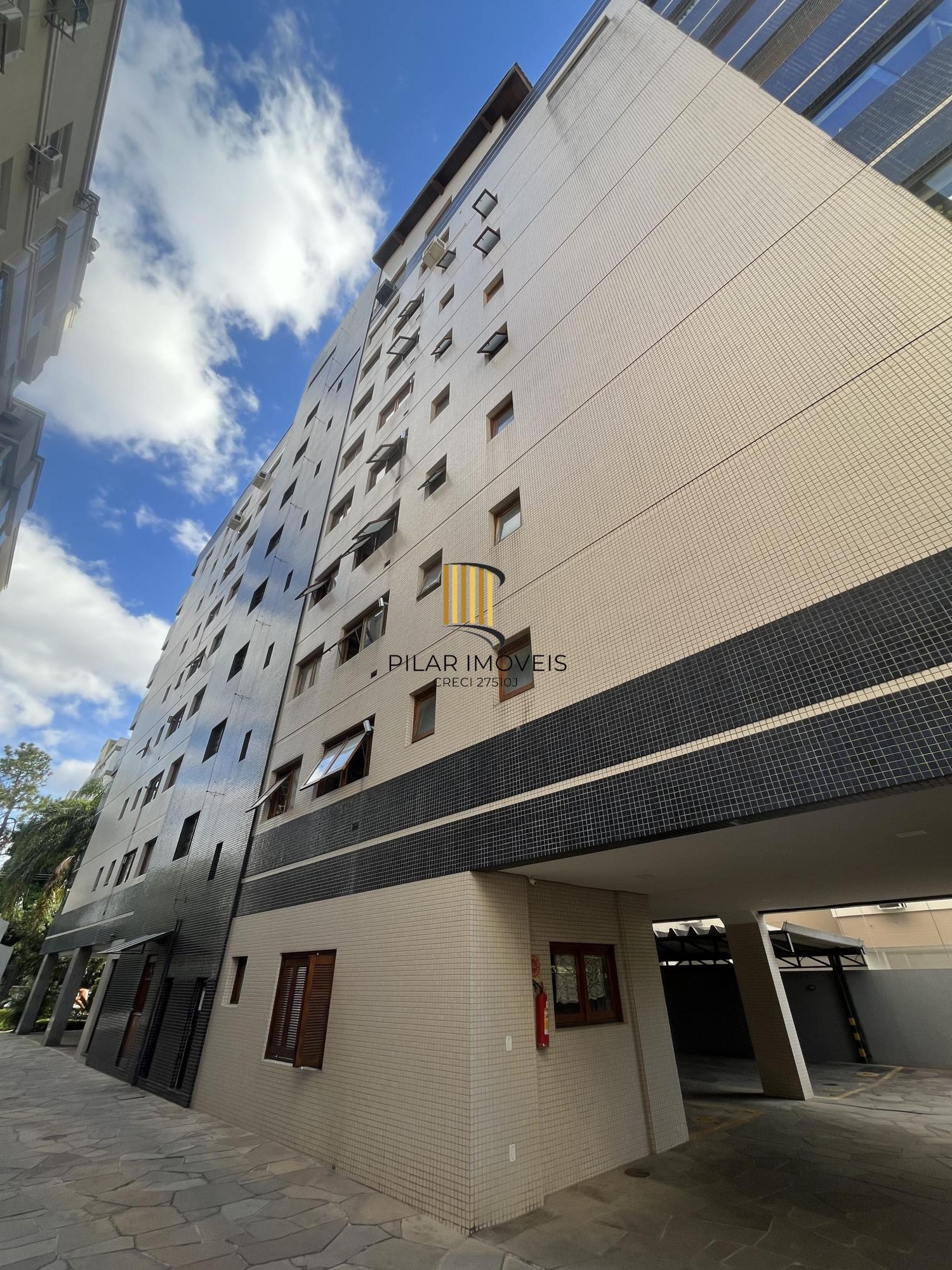 Apartamento de 3 quartos, suíte e 2 vagas de garagem no bairro Santana em POA