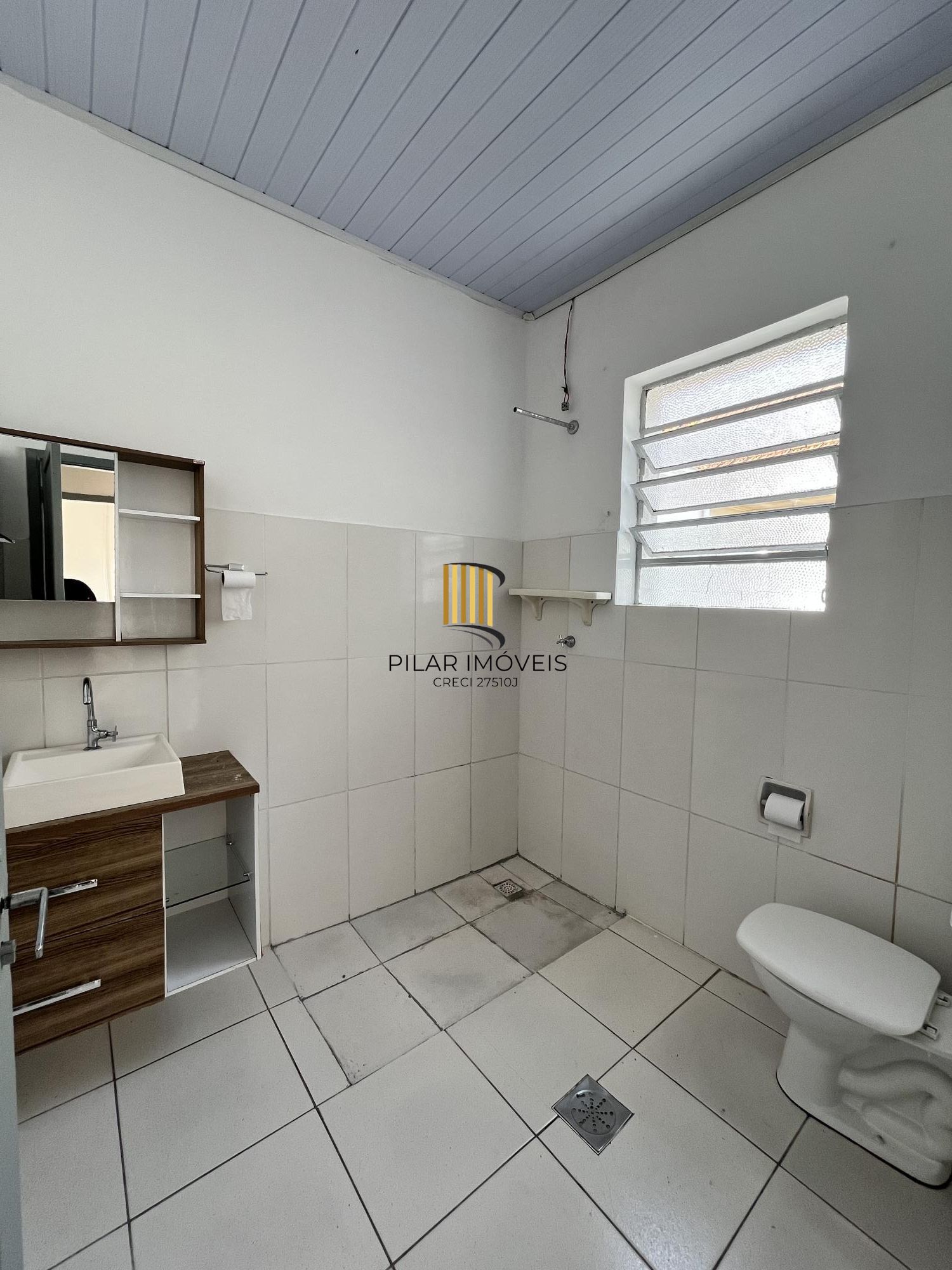 Apartamento de dois dormitórios, banheiro e sala no bairro Azenha Porto Alegre.