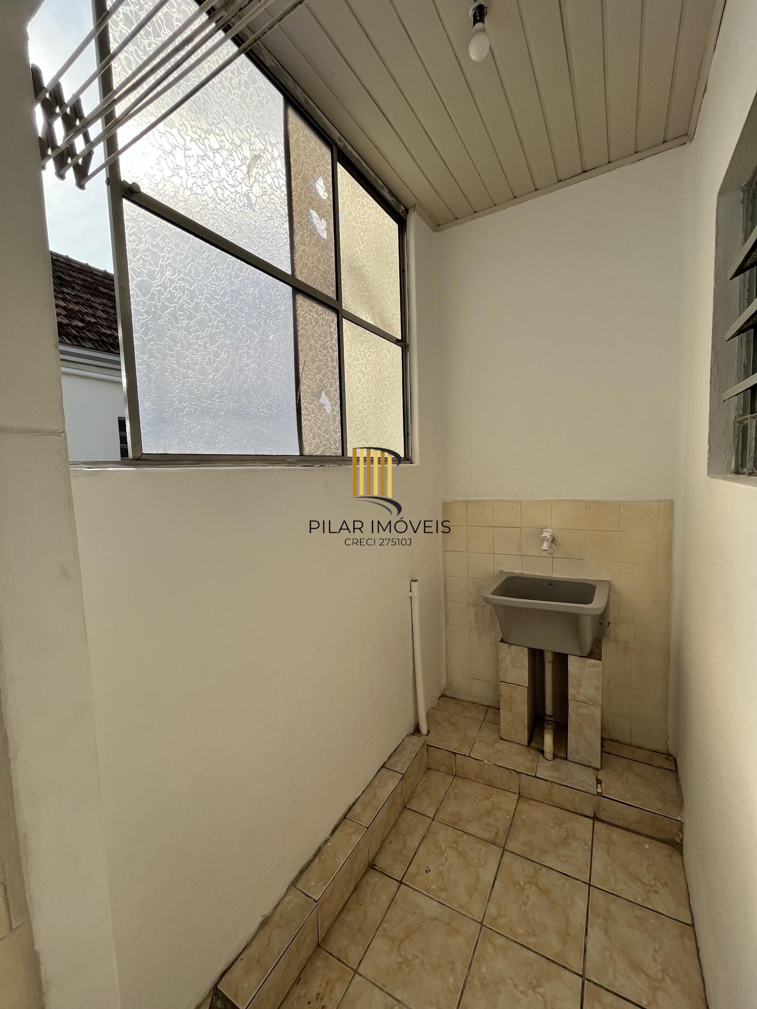 Apartamento de dois dormitórios, banheiro e sala no bairro Azenha Porto Alegre.