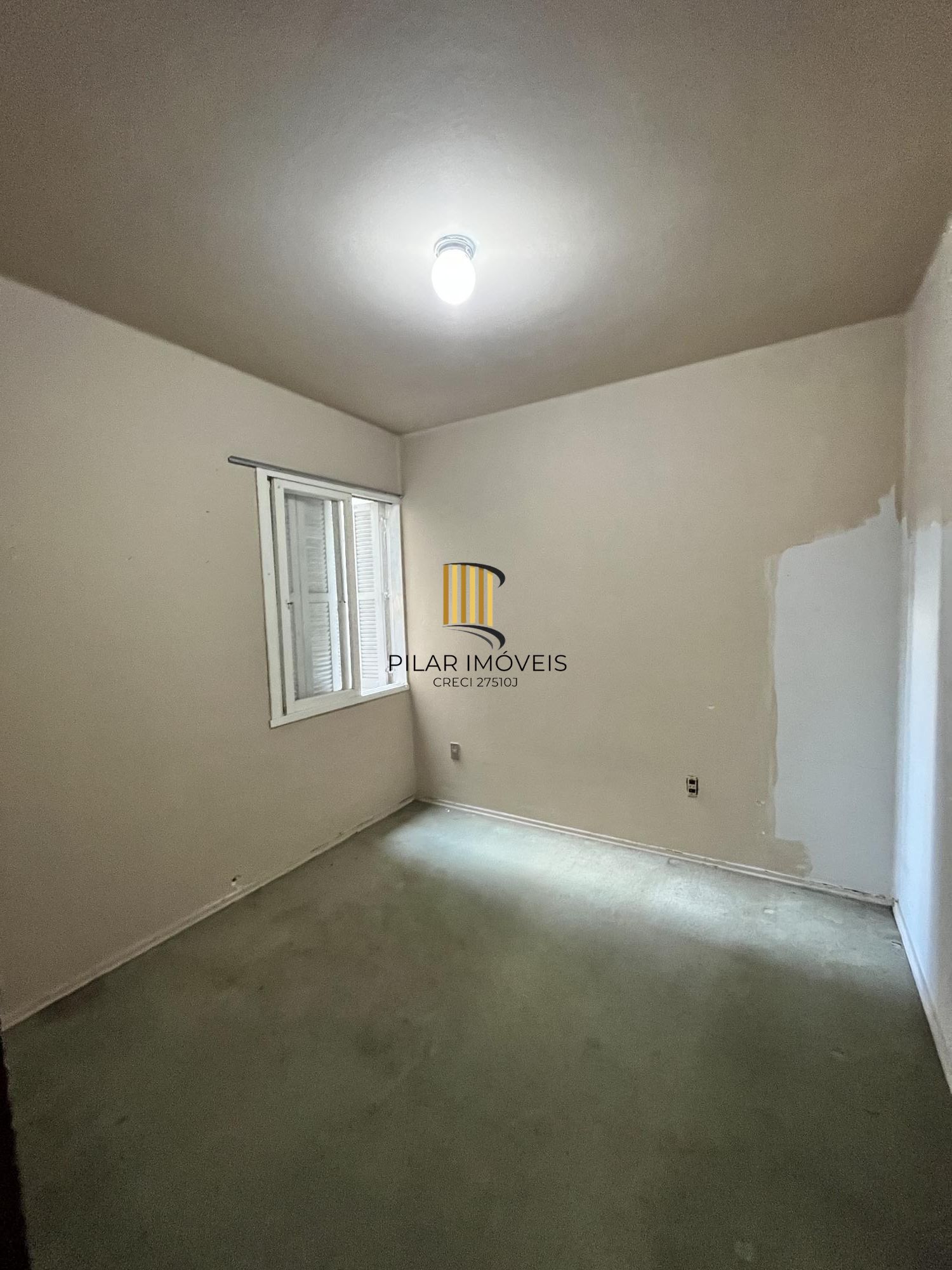 Apartamento de 2 quartos, lareira e dependência de empregada no bairro Floresta