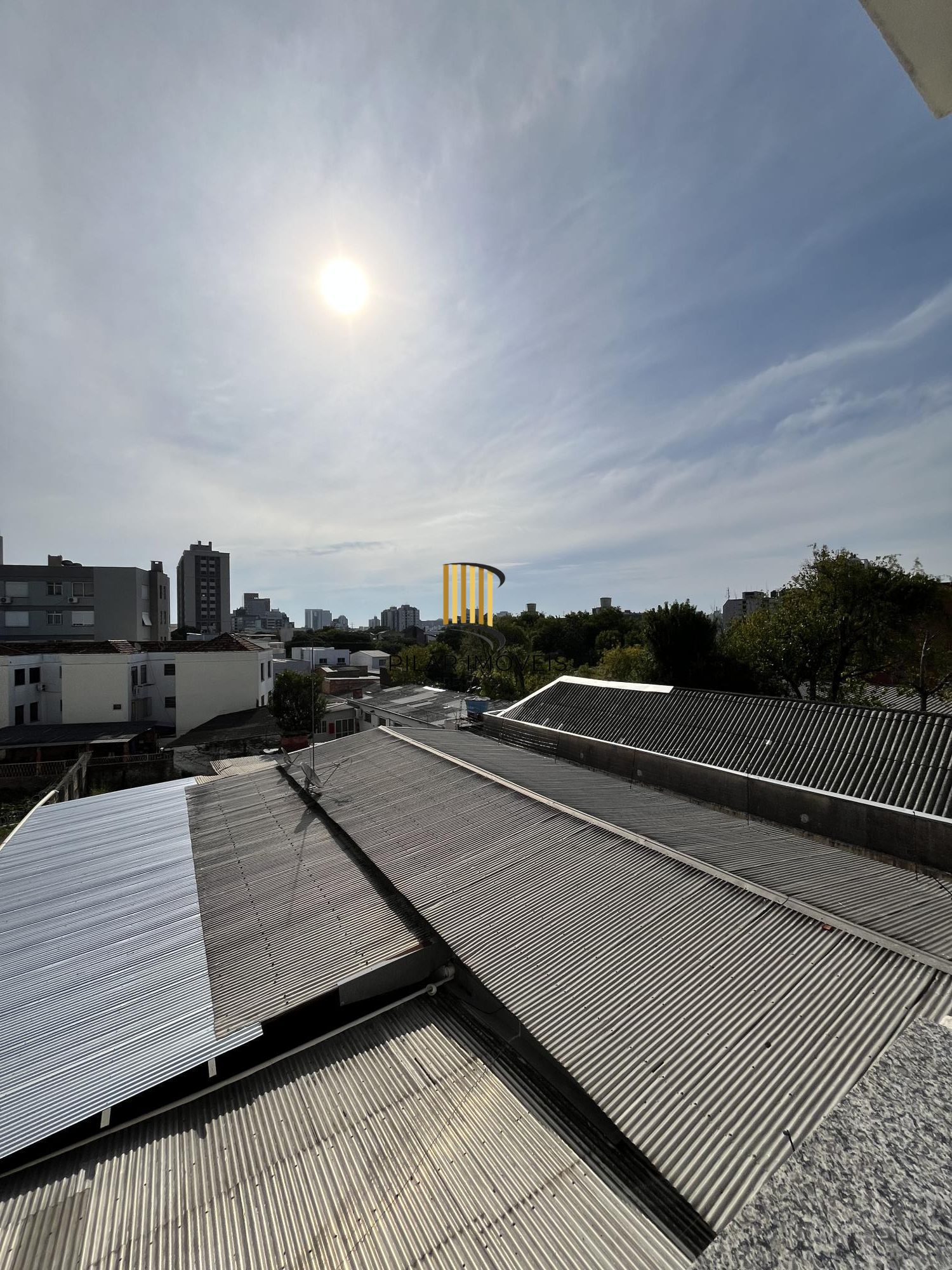Apartamento de dois dormitórios, banheiro e sala no bairro Azenha Porto Alegre.