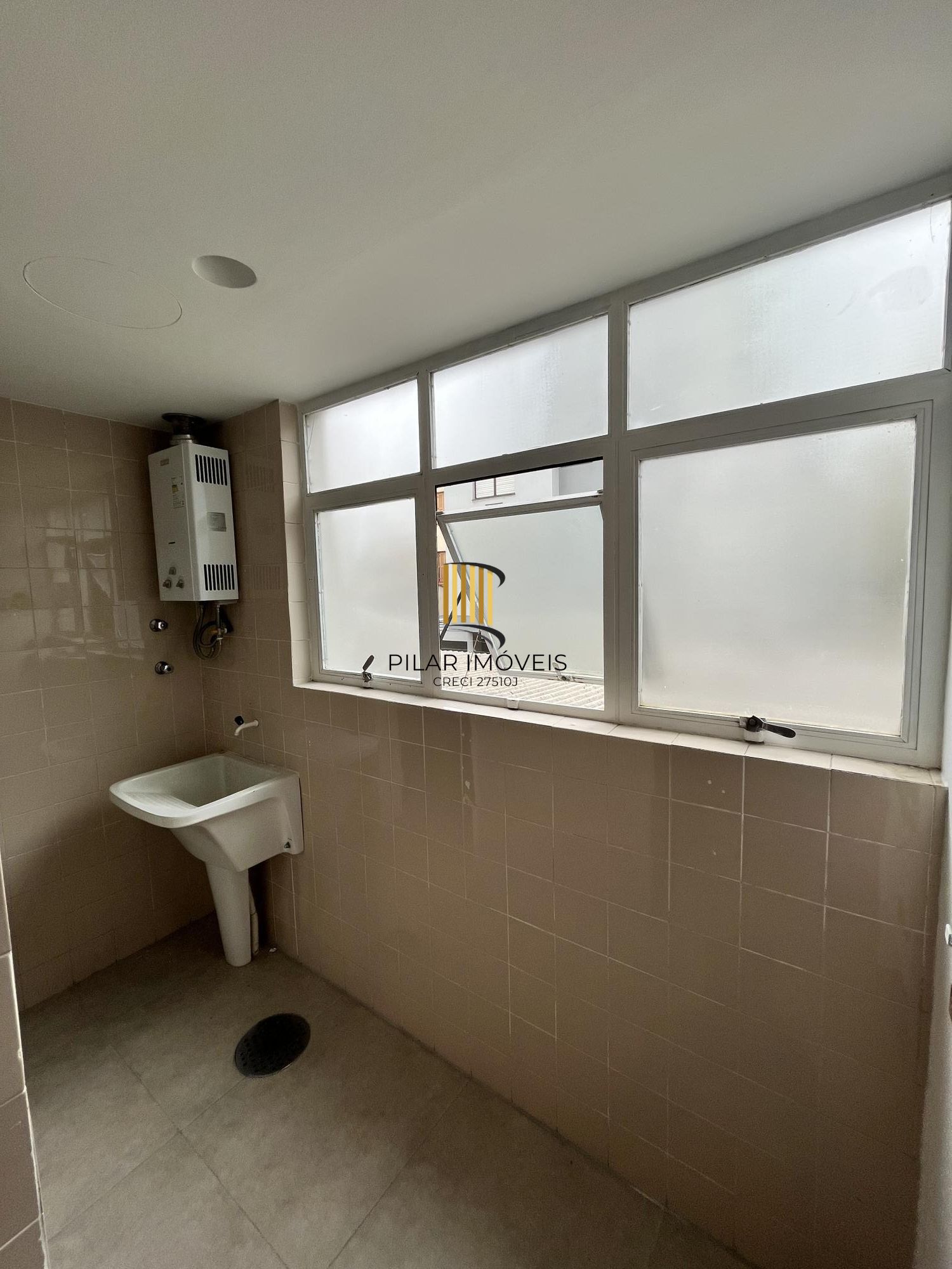 Apartamento de 2 quartos, 2 banheiros e 1 vaga de garagem no bairro Petrópolis