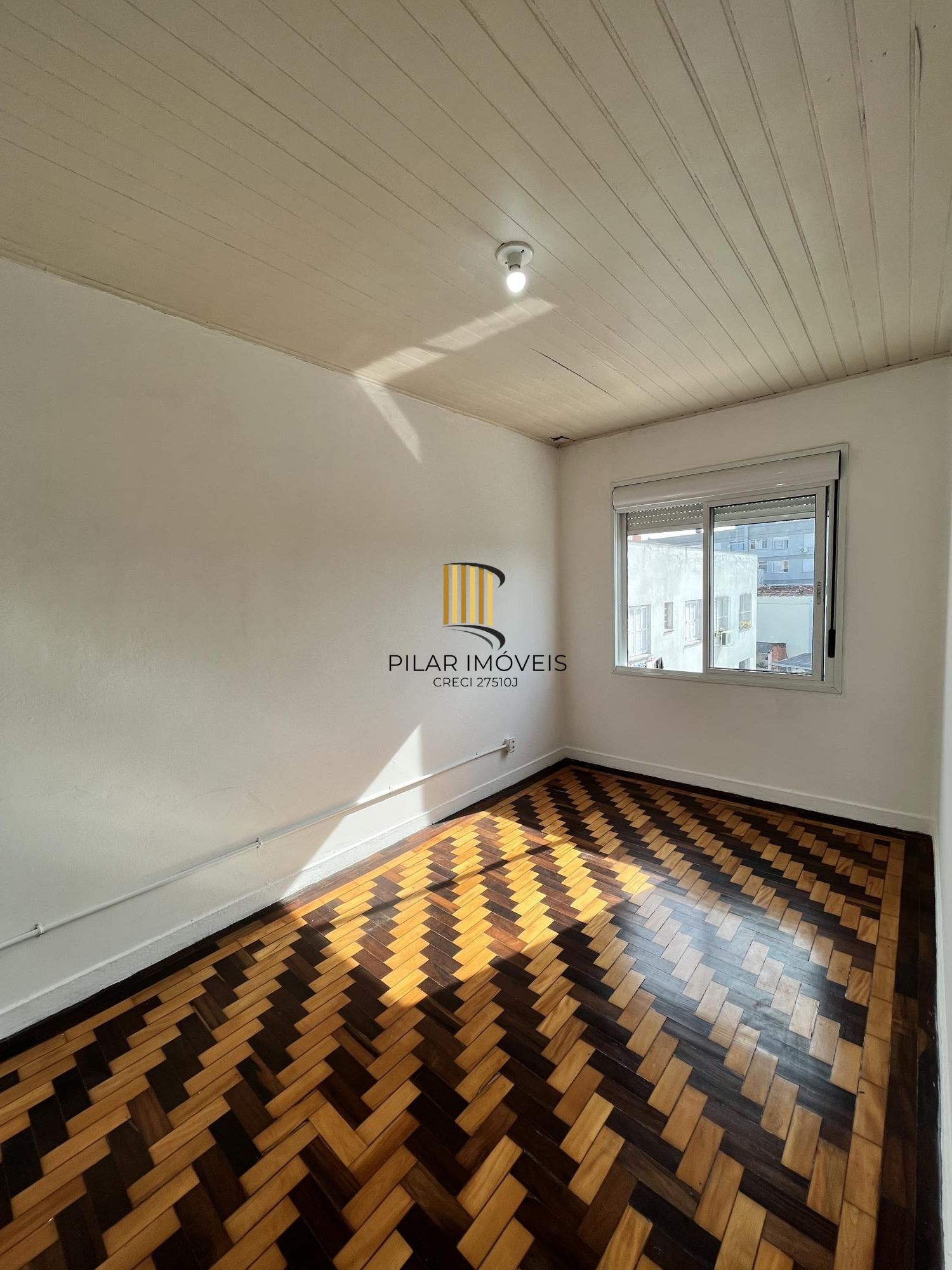Apartamento de dois dormitórios, banheiro e sala no bairro Azenha Porto Alegre.