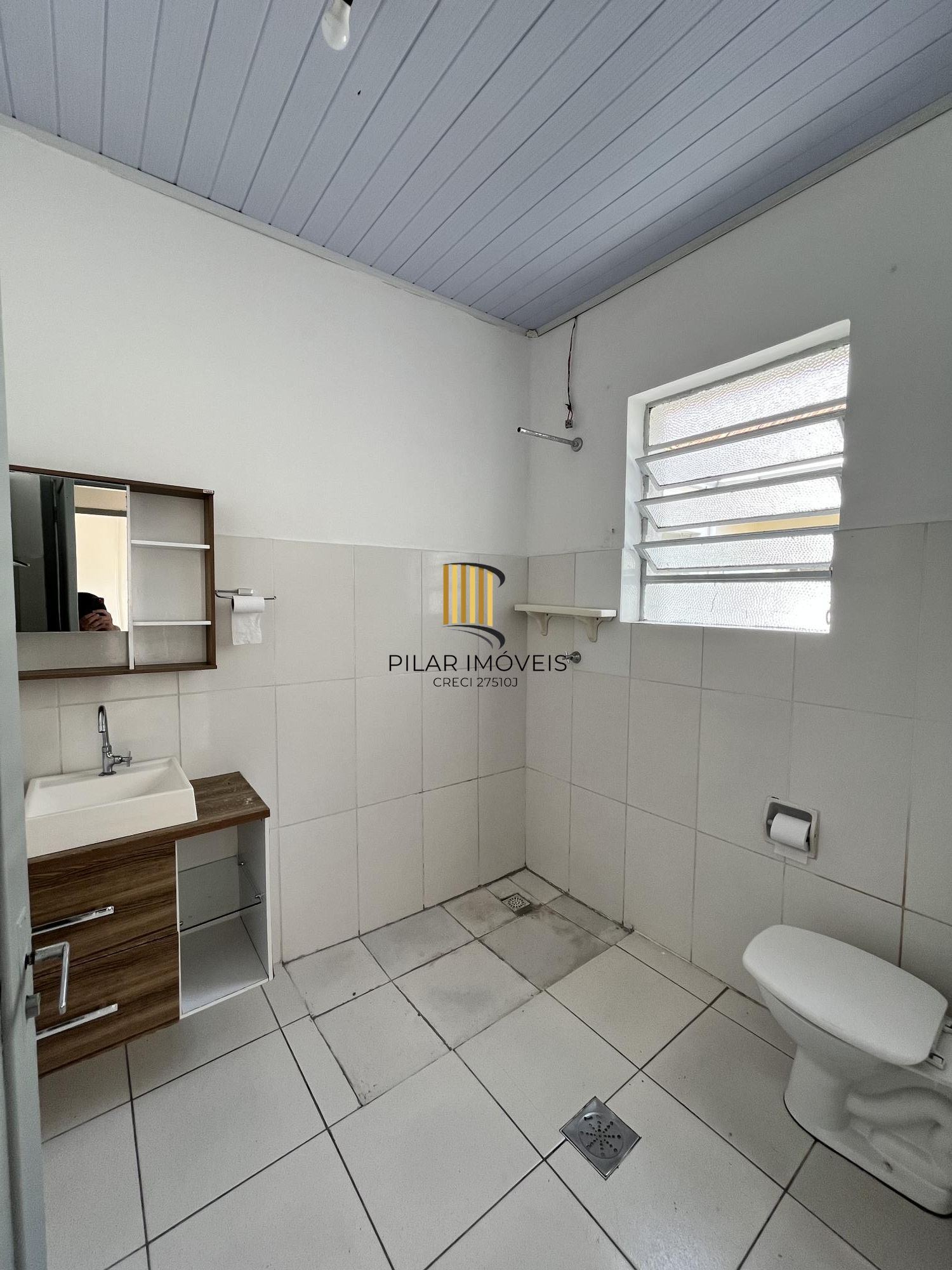 Apartamento de dois dormitórios, banheiro e sala no bairro Azenha Porto Alegre.