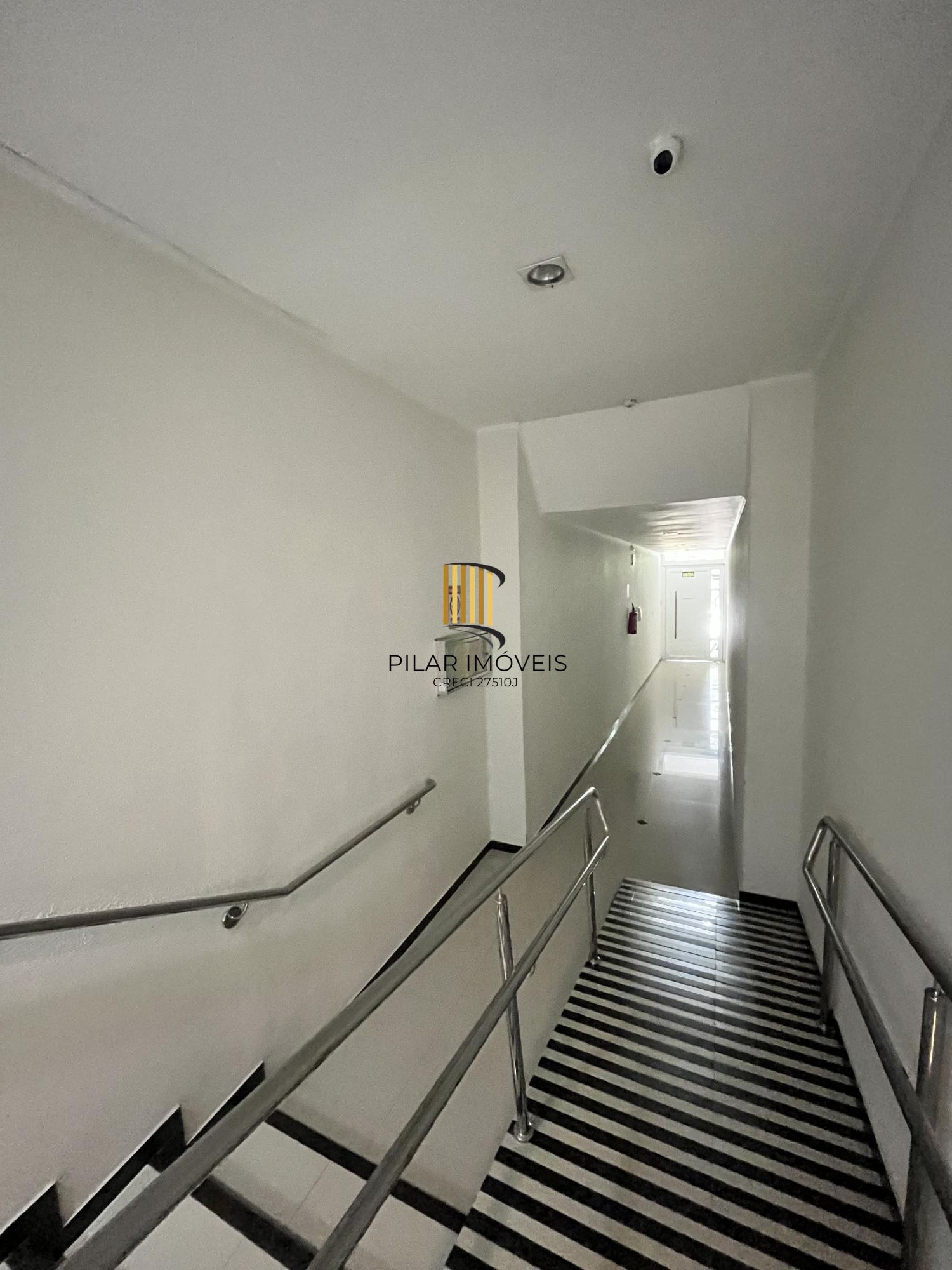 Apartamento de 2 quartos, lareira e dependência de empregada no bairro Floresta