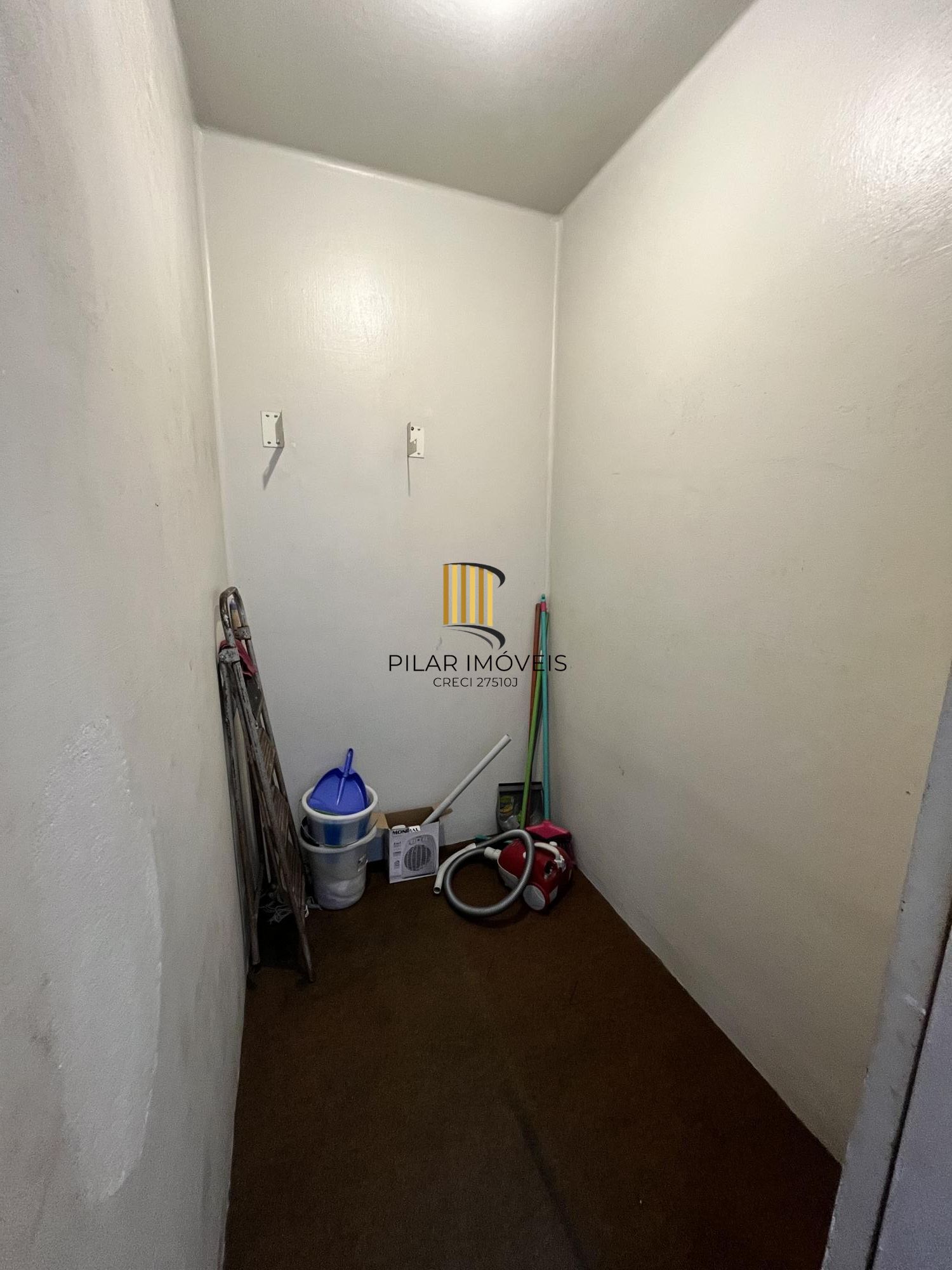 Apartamento de 2 quartos, lareira e dependência de empregada no bairro Floresta