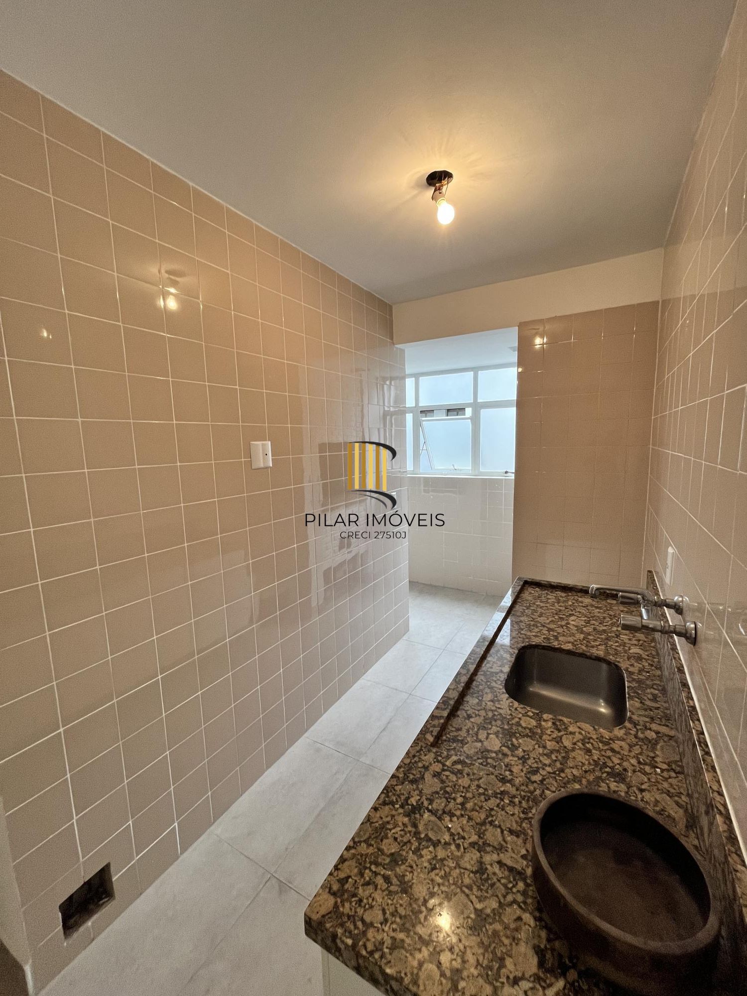 Apartamento de 2 quartos, 2 banheiros e 1 vaga de garagem no bairro Petrópolis