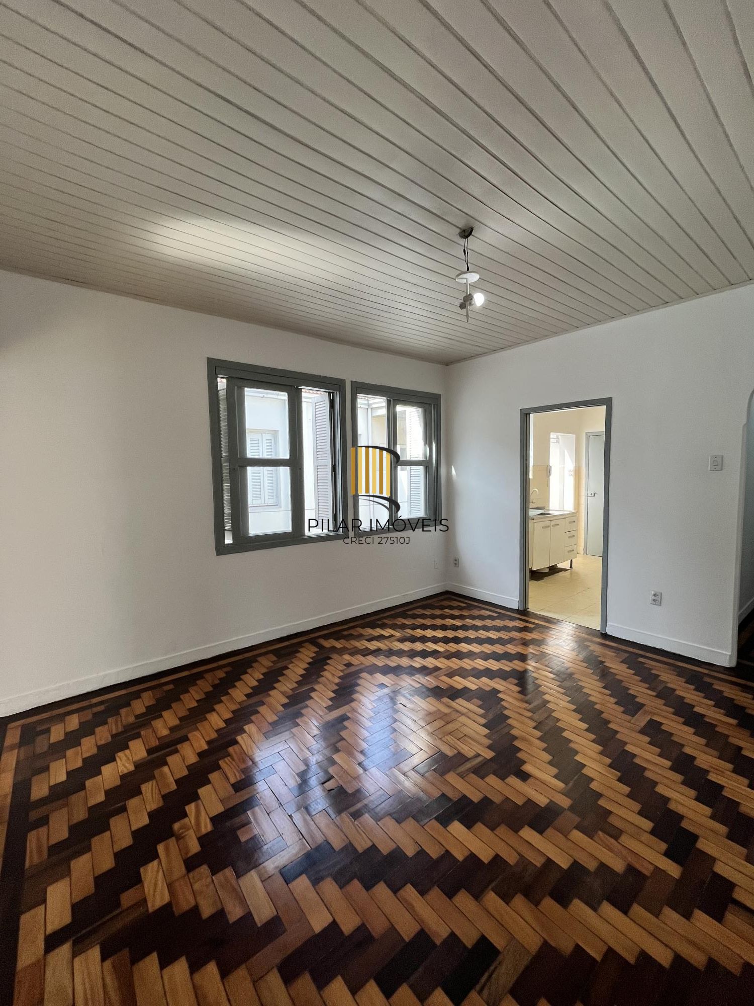 Apartamento de dois dormitórios, banheiro e sala no bairro Azenha Porto Alegre.