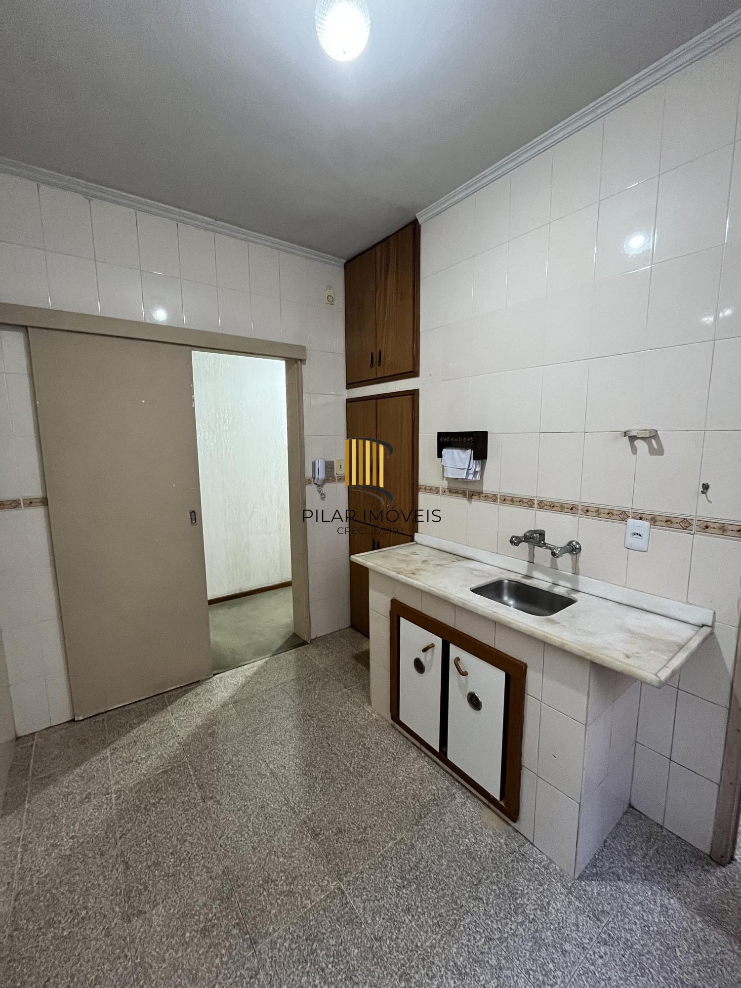 Apartamento de 2 quartos, lareira e dependência de empregada no bairro Floresta