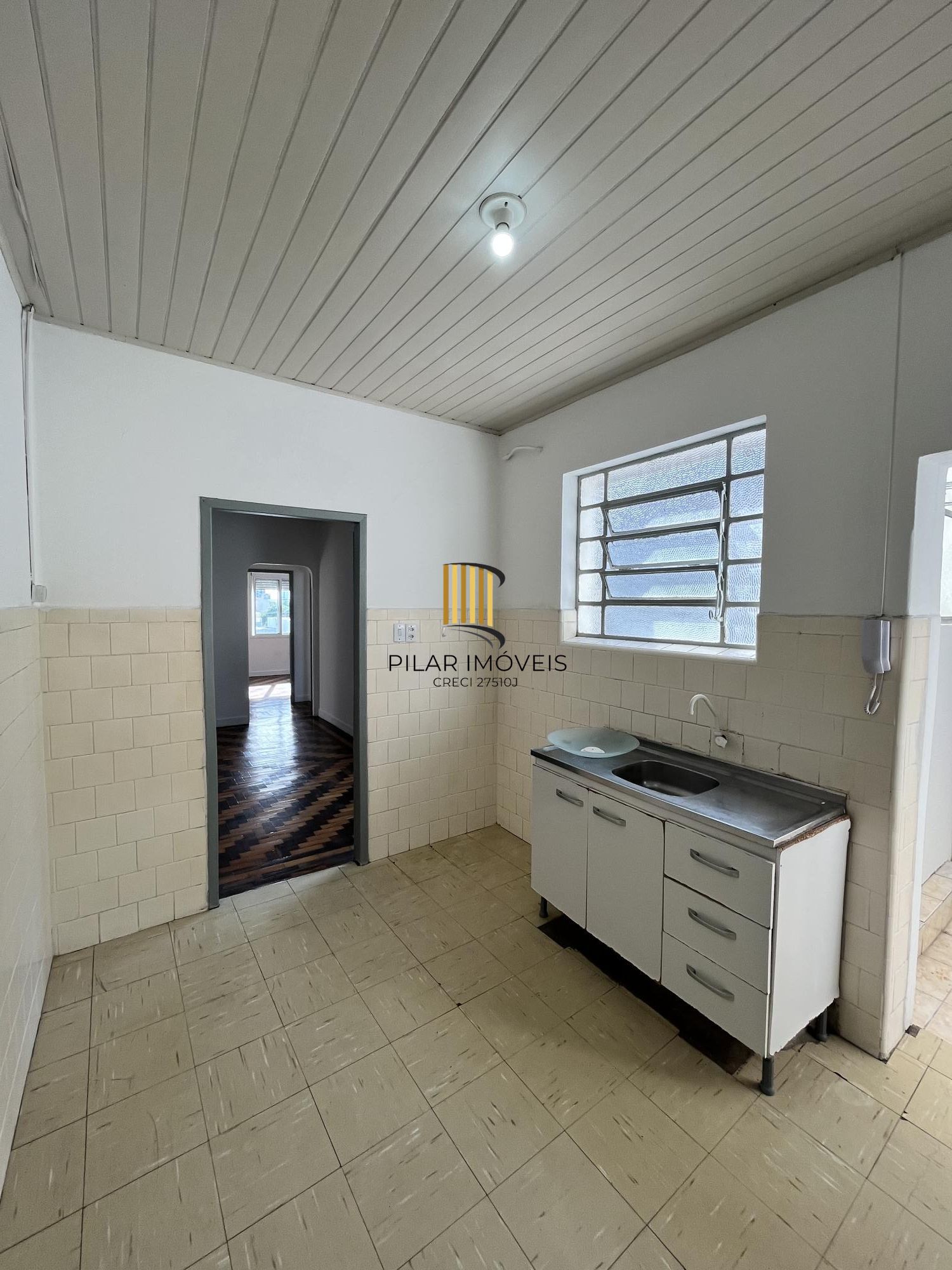 Apartamento de dois dormitórios, banheiro e sala no bairro Azenha Porto Alegre.