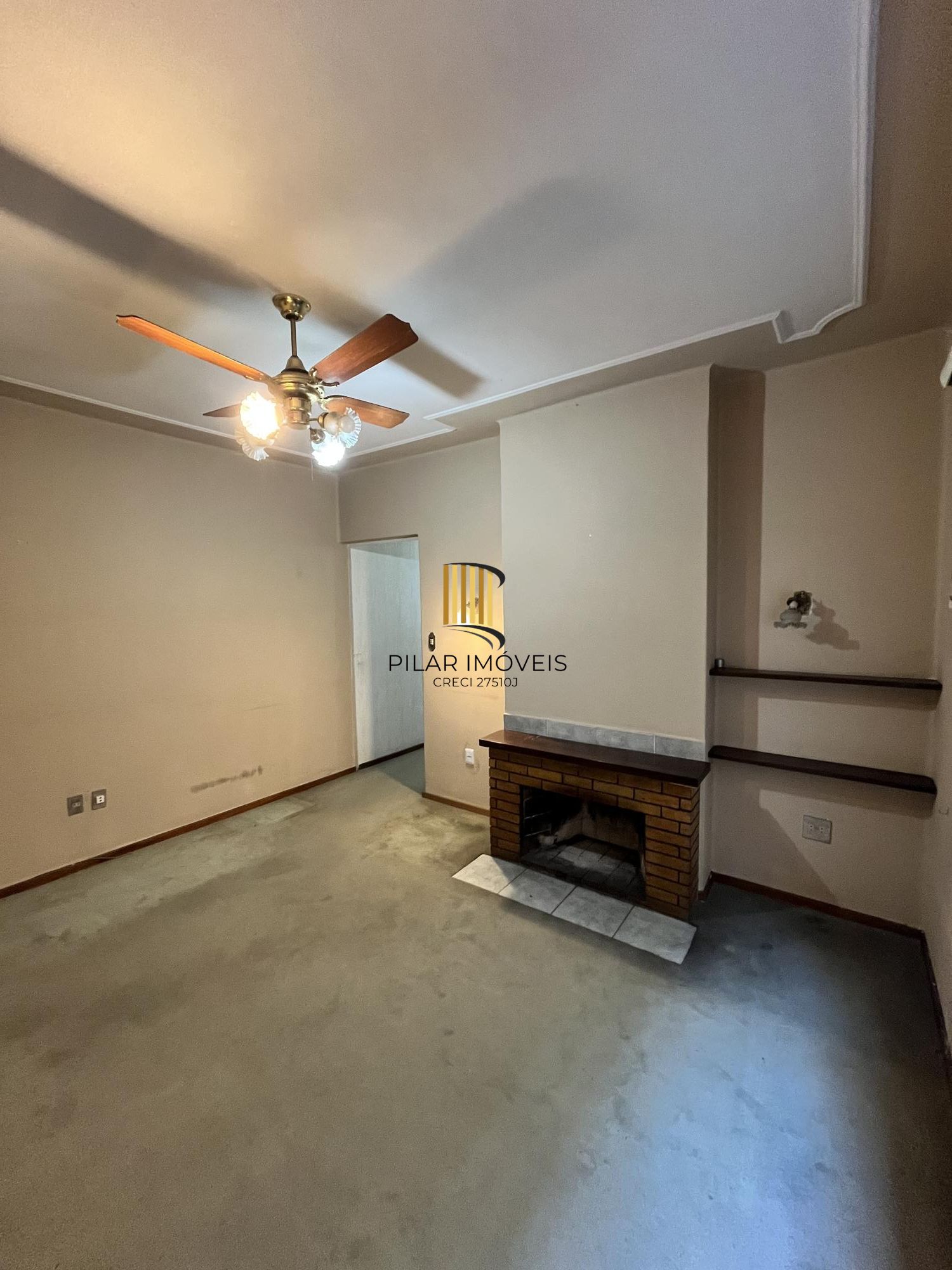 Apartamento de 2 quartos, lareira e dependência de empregada no bairro Floresta