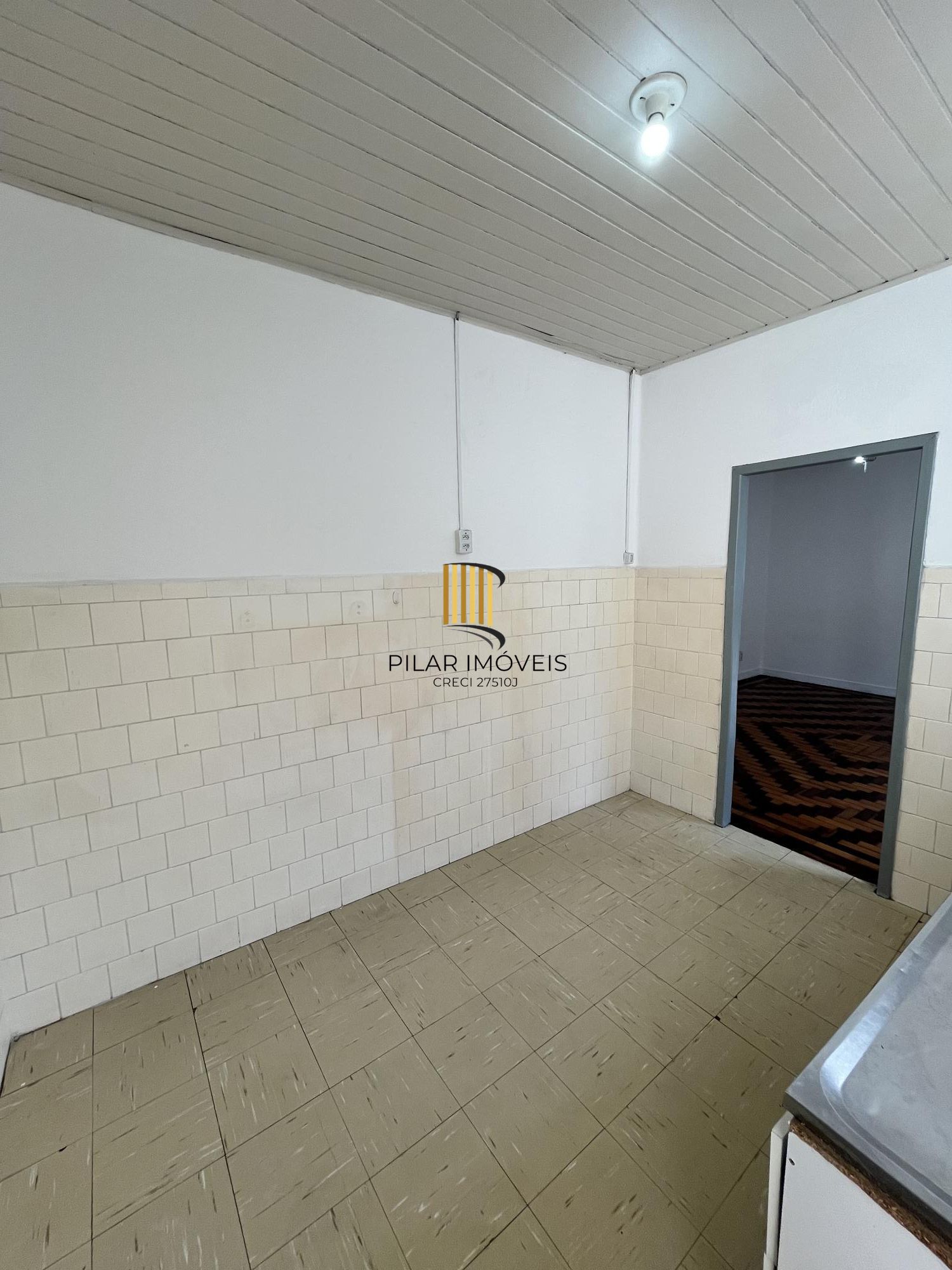 Apartamento de dois dormitórios, banheiro e sala no bairro Azenha Porto Alegre.