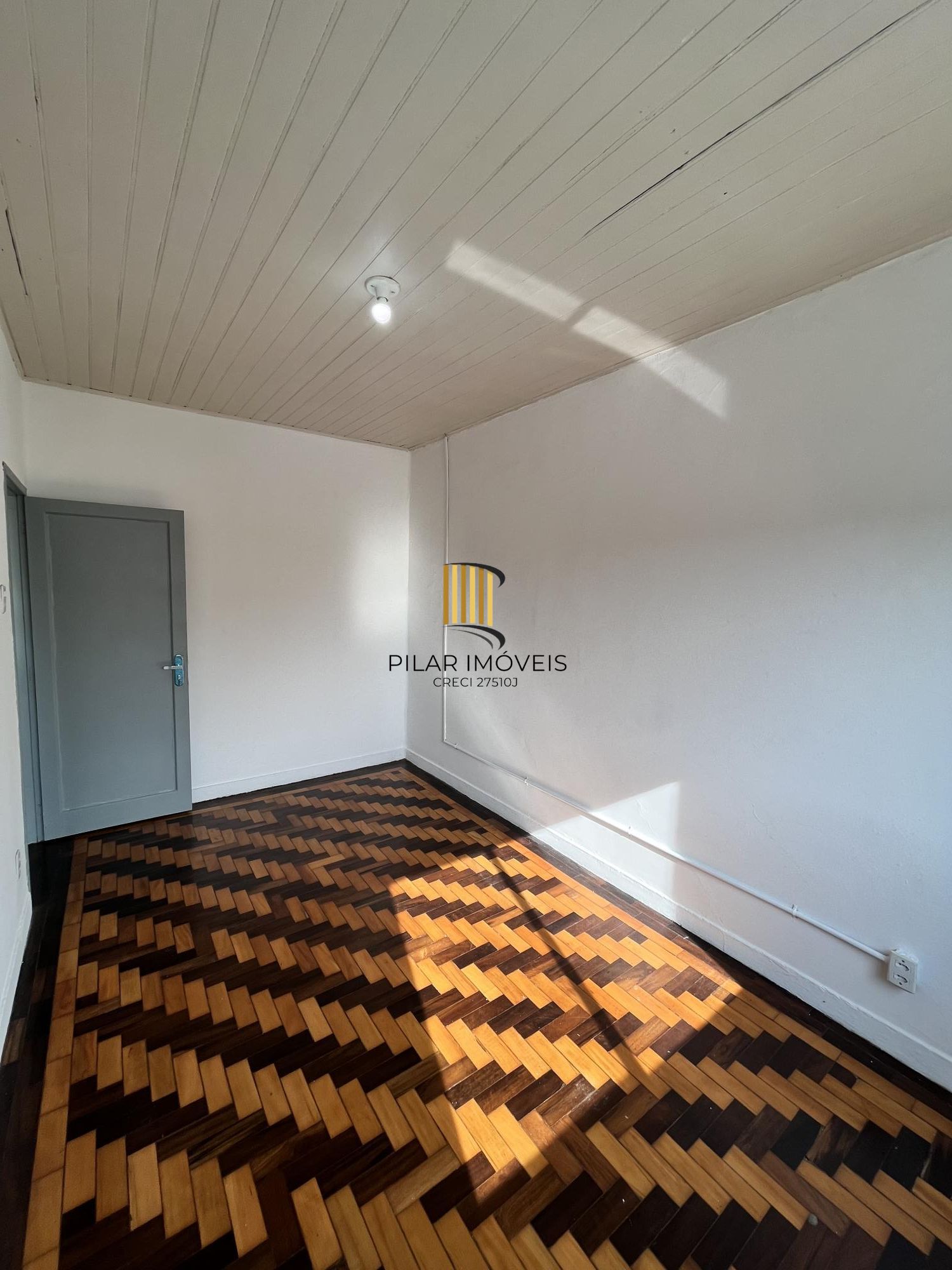 Apartamento de dois dormitórios, banheiro e sala no bairro Azenha Porto Alegre.