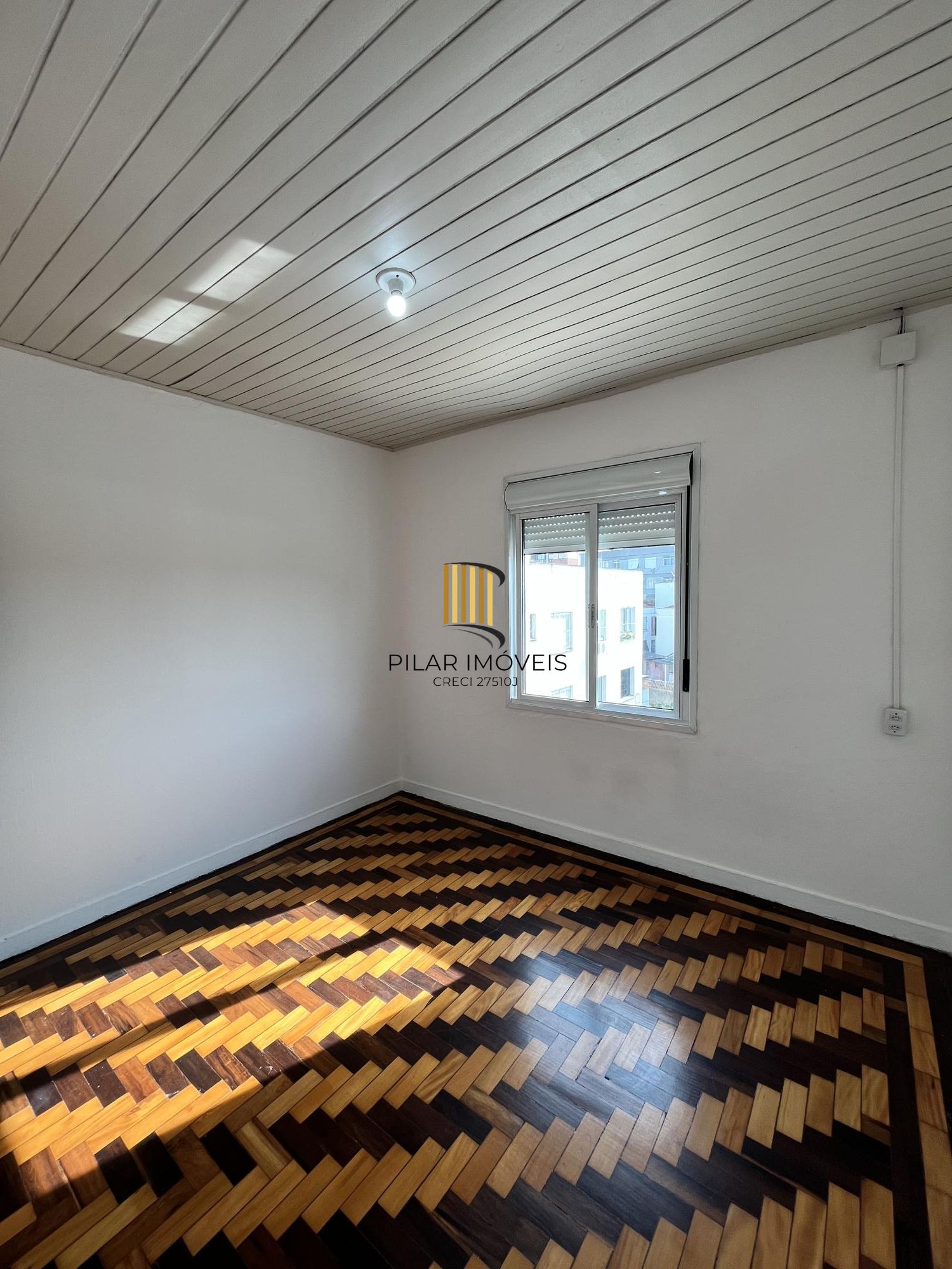 Apartamento de dois dormitórios, banheiro e sala no bairro Azenha Porto Alegre.