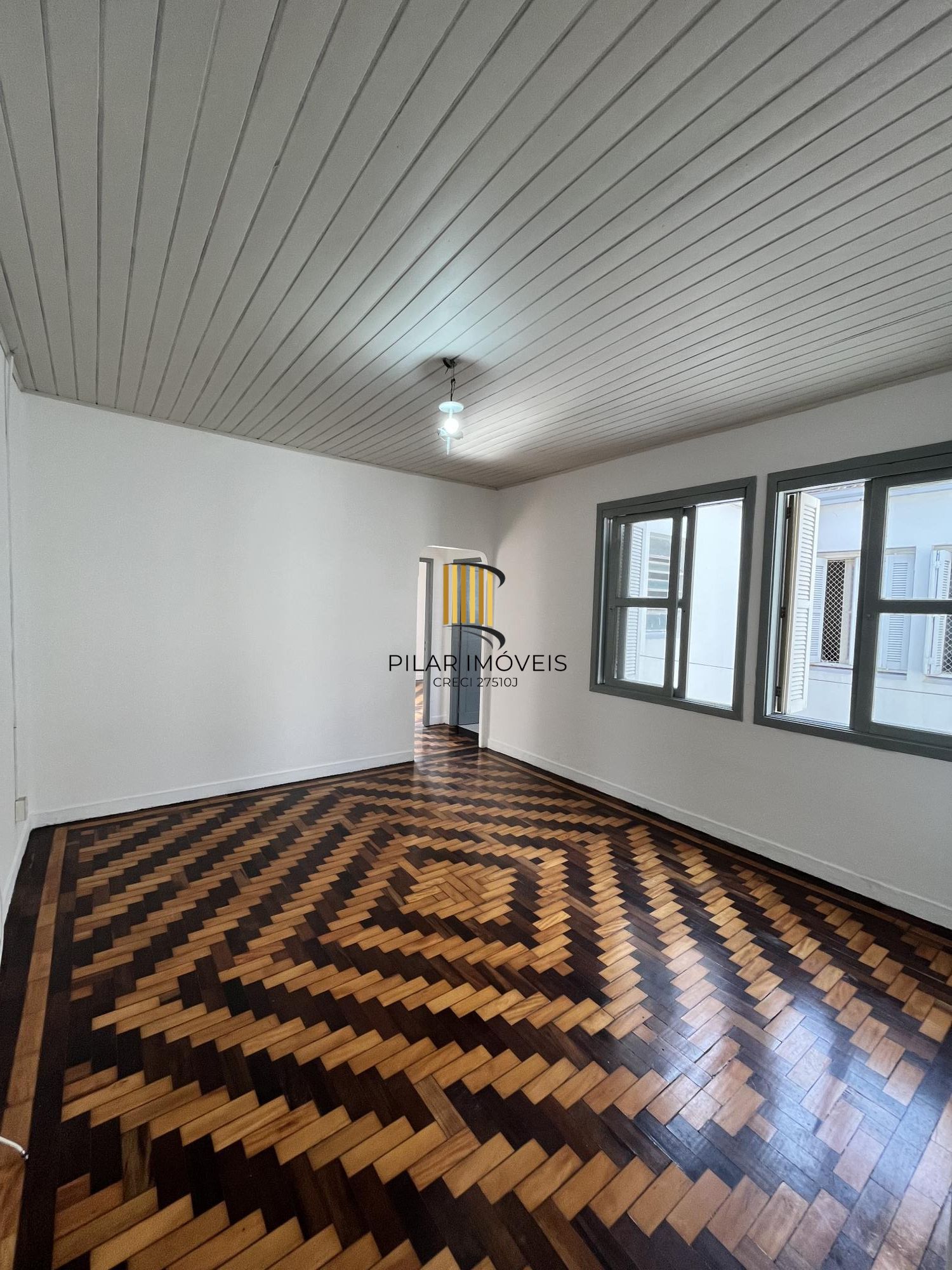 Apartamento de dois dormitórios, banheiro e sala no bairro Azenha Porto Alegre.