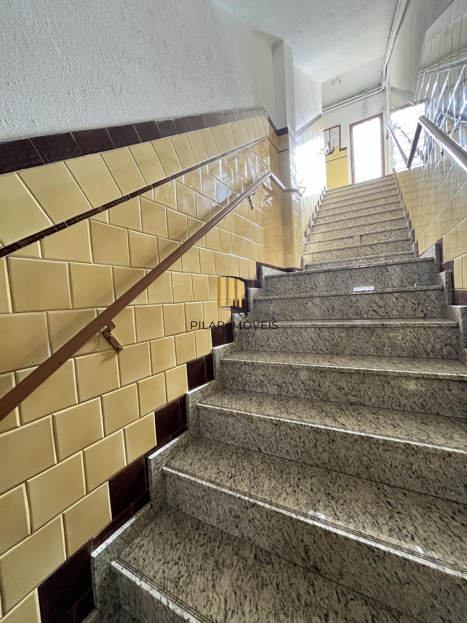 Apartamento de dois dormitórios, banheiro e sala no bairro Azenha Porto Alegre.