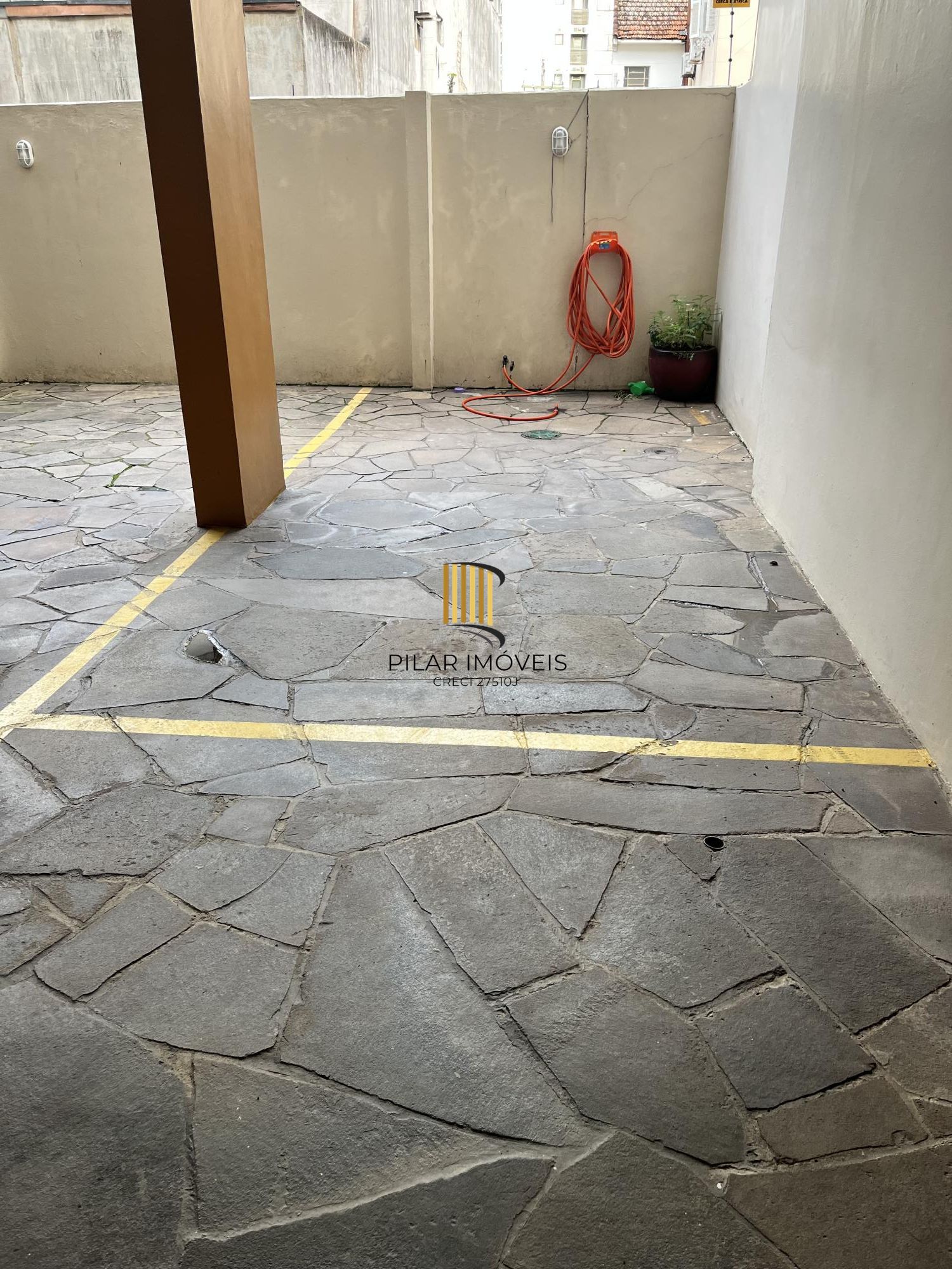 Apartamento de 1 quarto, 2 sacadas e 1 vaga de garagem no bairro Farroupilha POA