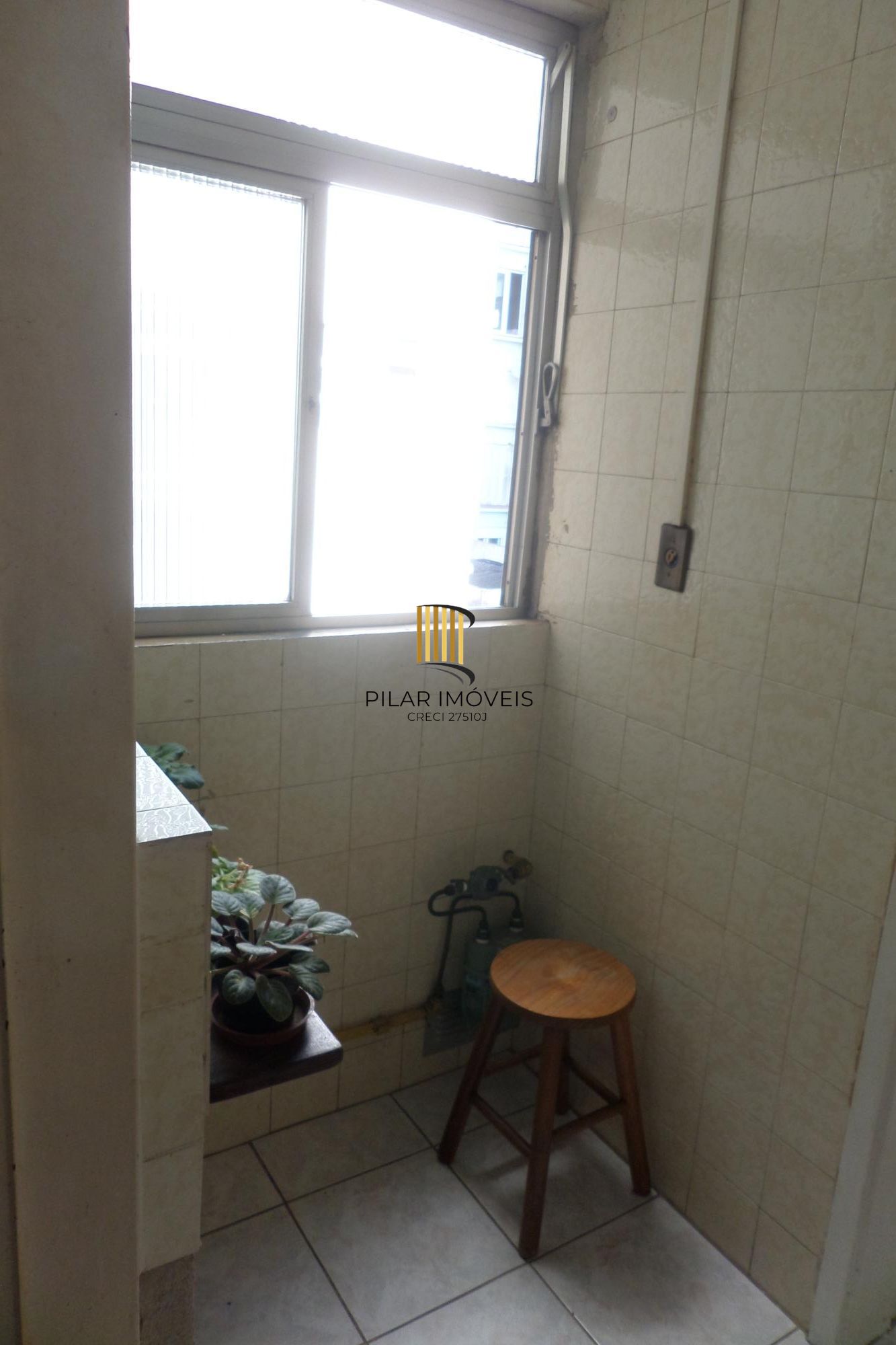Apartamento no Centro de 2 dormitórios dependência DESOCUPADO
