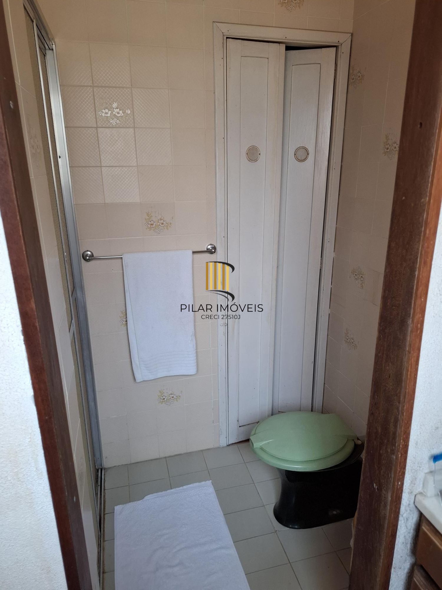 Casa no Bairro Petrópolis, à 800 metros da Encol, com pátio e piscina.