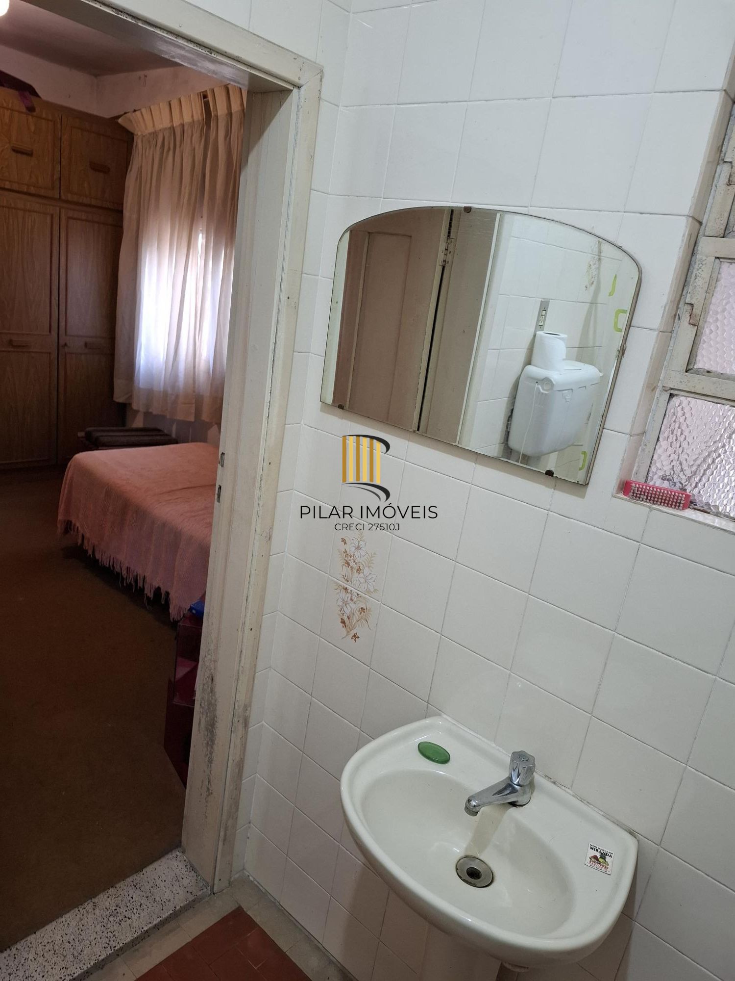 Casa no Bairro Petrópolis, à 800 metros da Encol, com pátio e piscina.