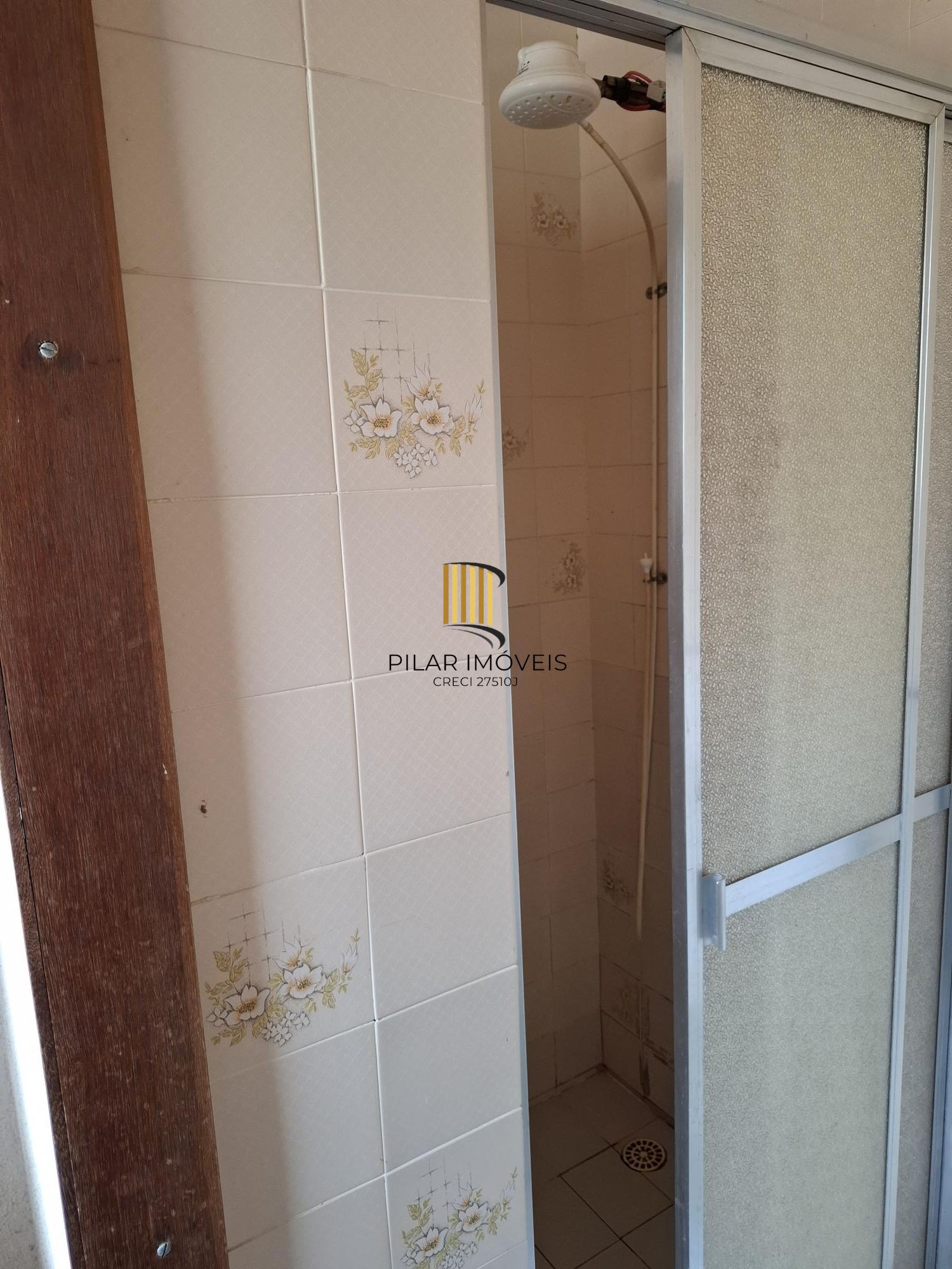 Casa no Bairro Petrópolis, à 800 metros da Encol, com pátio e piscina.