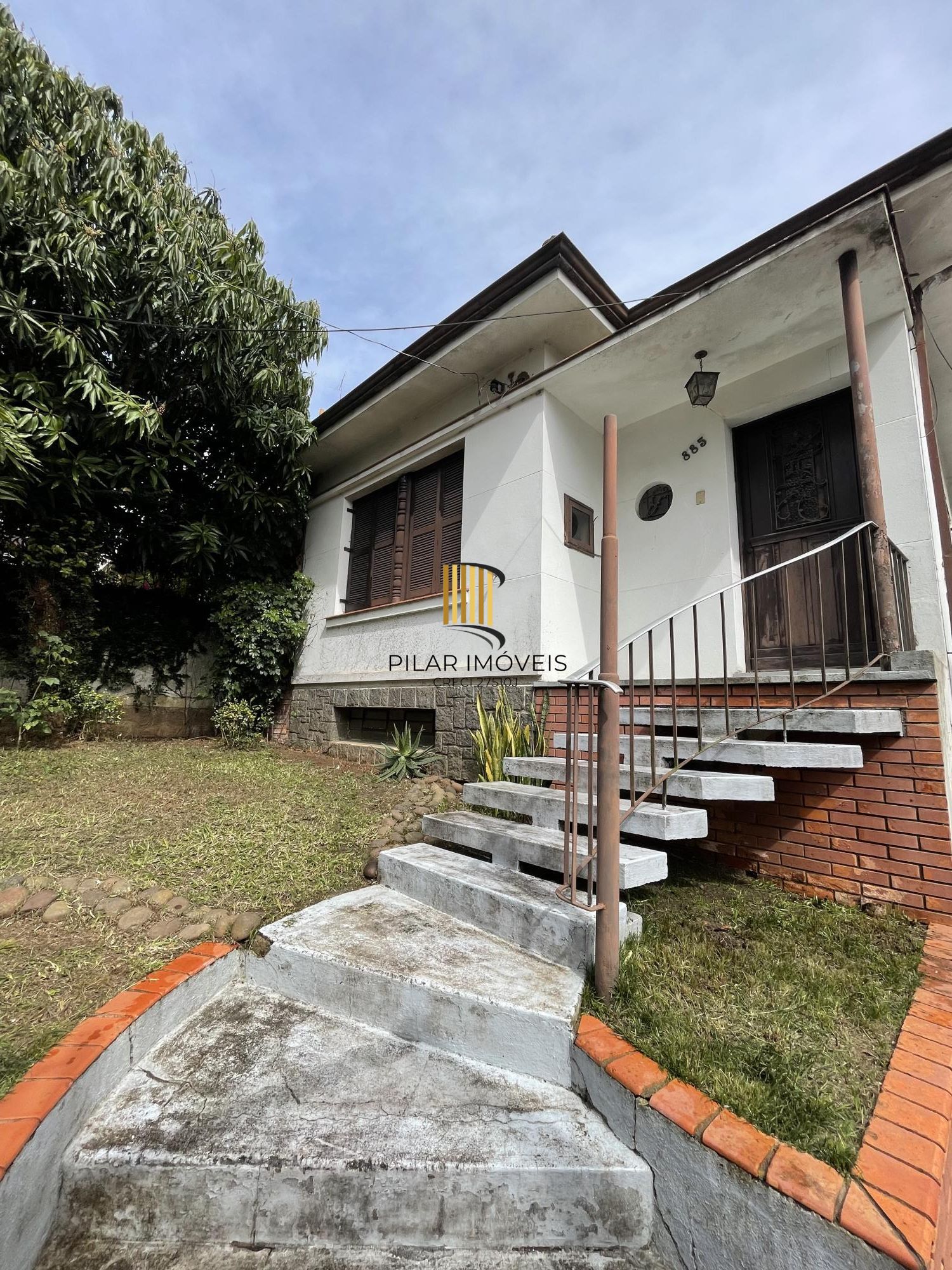 Terreno com casa com 3 dormitórios e ampla garagem Bairro Higienópolis