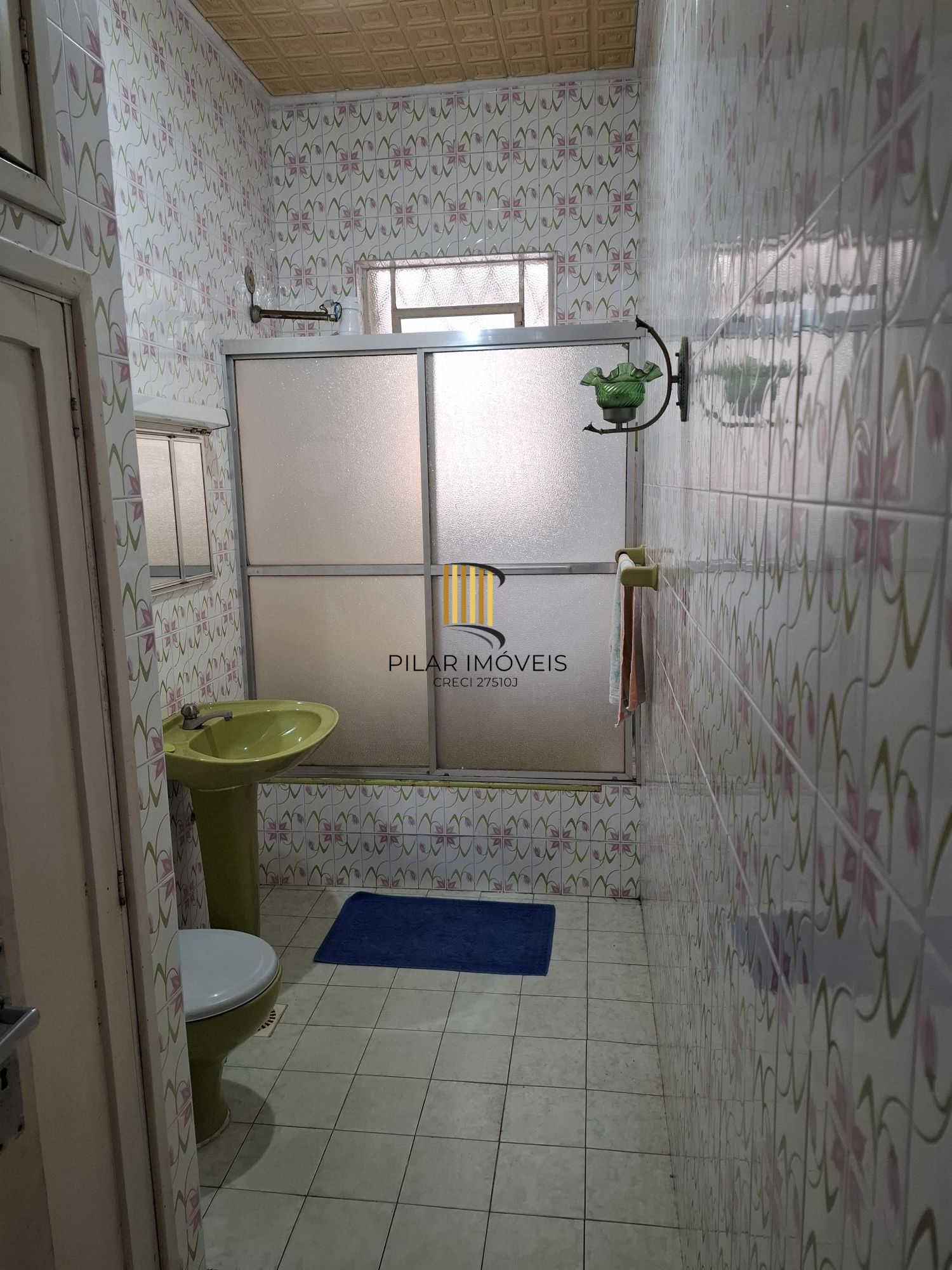 Casa no Bairro Petrópolis, à 800 metros da Encol, com pátio e piscina.