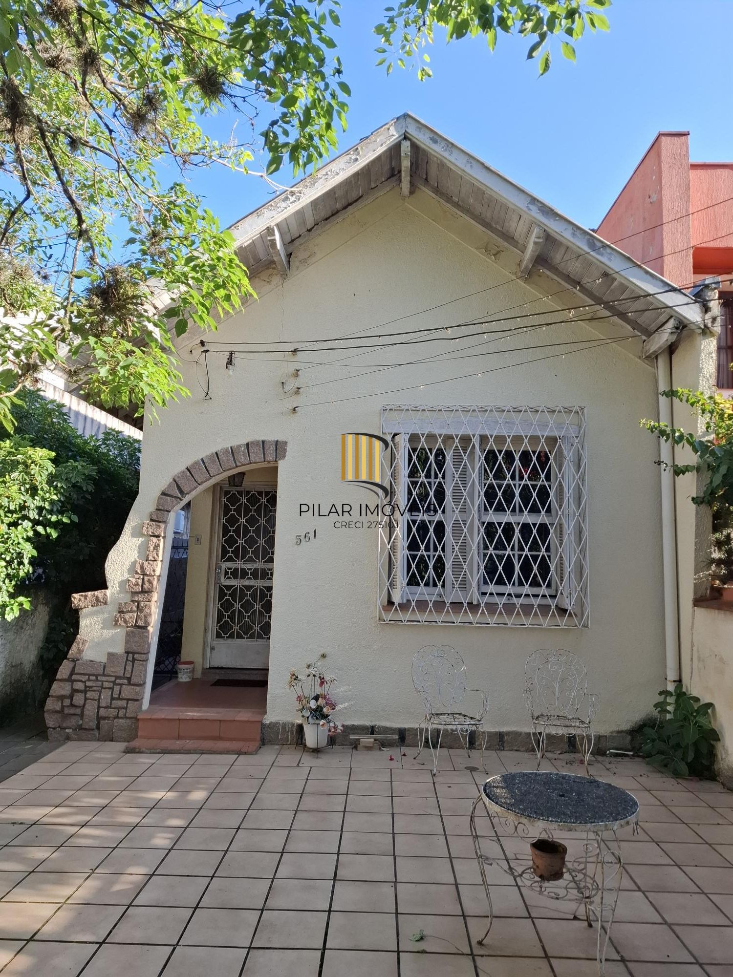 Casa no Bairro Petrópolis, à 800 metros da Encol, com pátio e piscina.