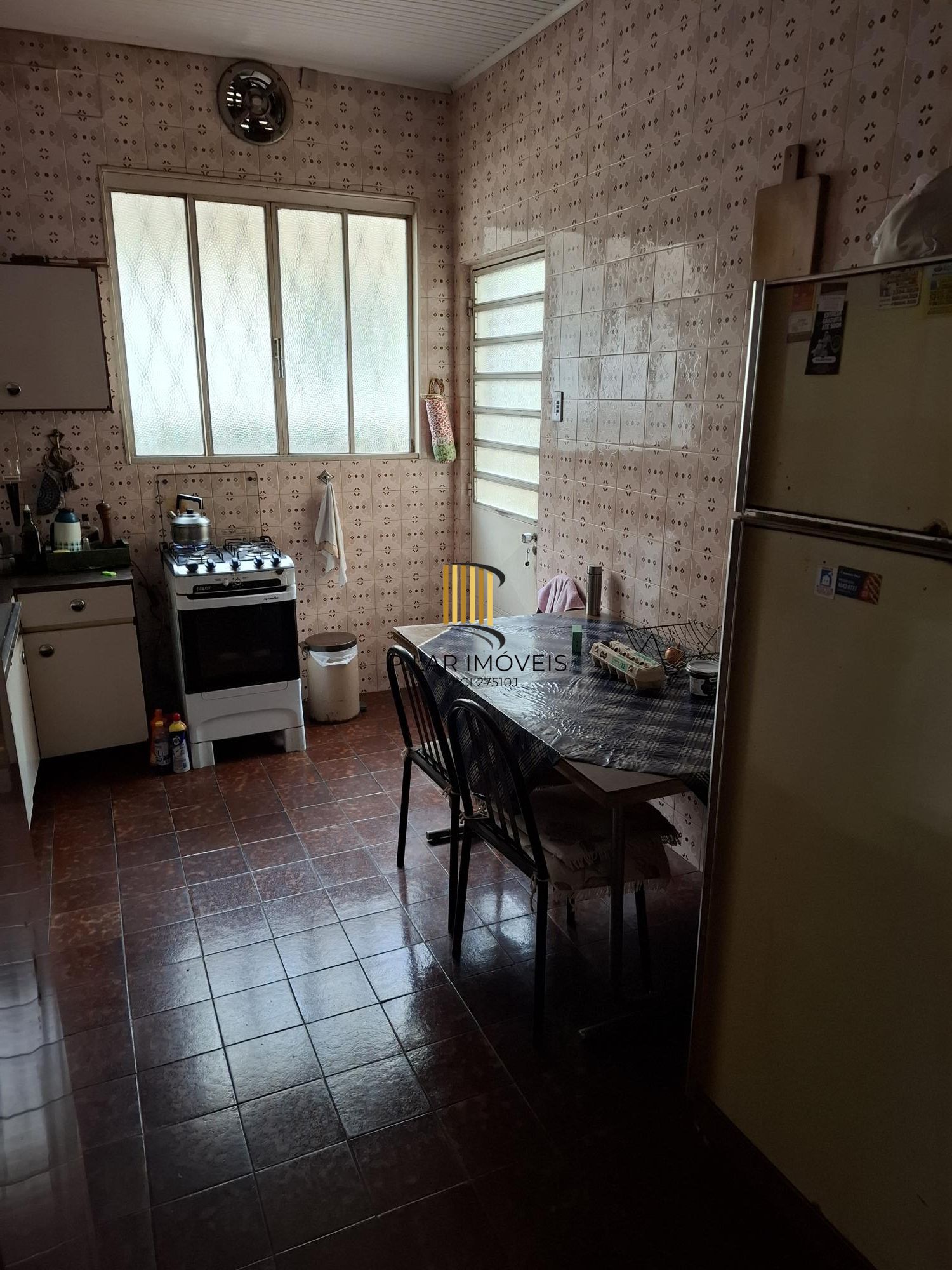 Casa no Bairro Petrópolis, à 800 metros da Encol, com pátio e piscina.