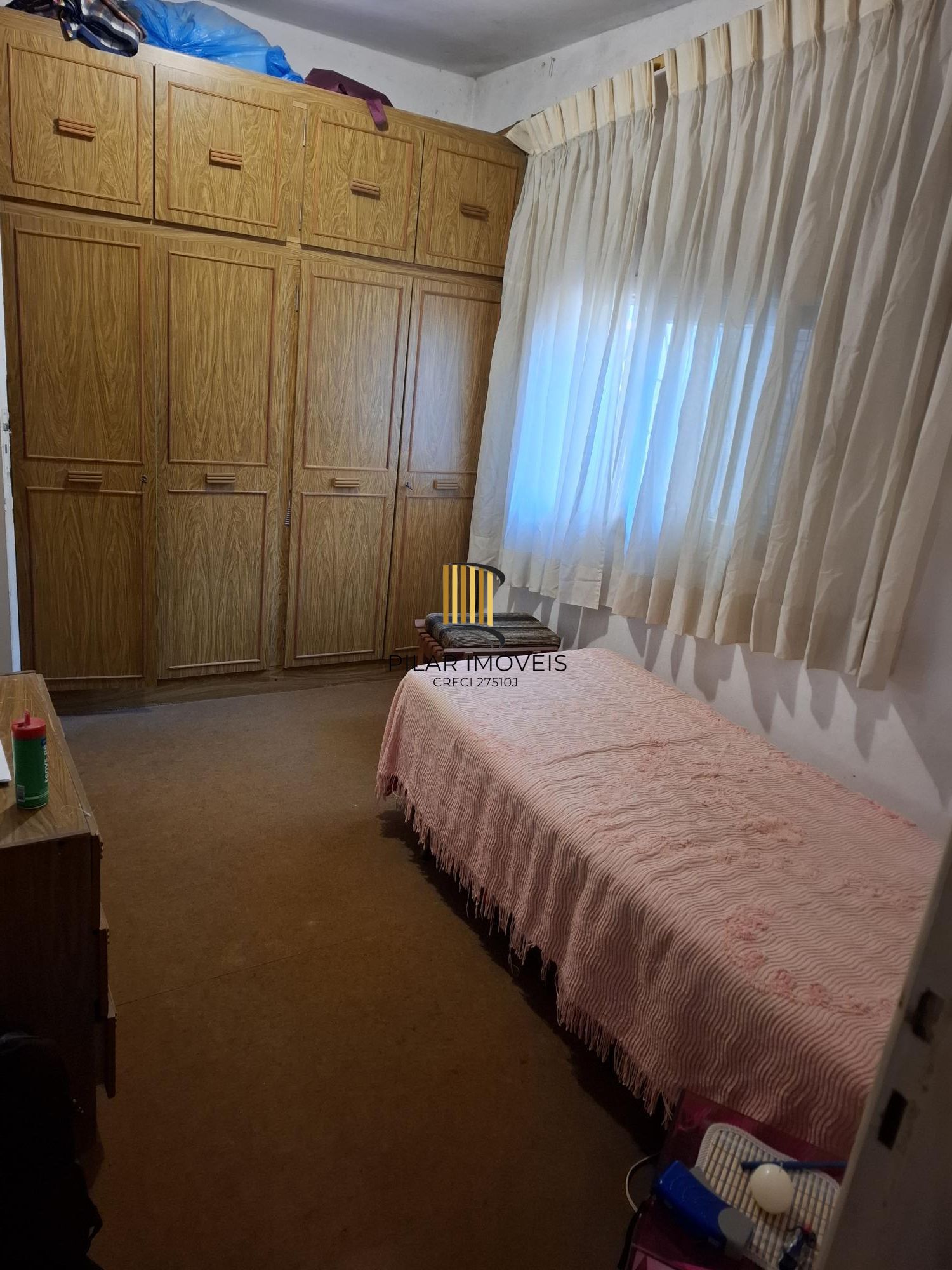 Casa no Bairro Petrópolis, à 800 metros da Encol, com pátio e piscina.