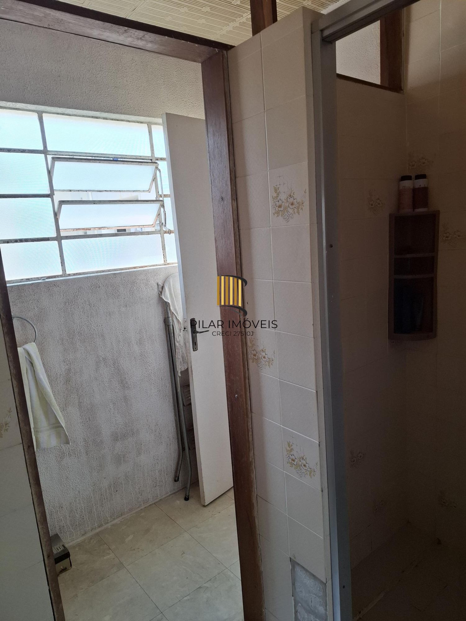 Casa no Bairro Petrópolis, à 800 metros da Encol, com pátio e piscina.