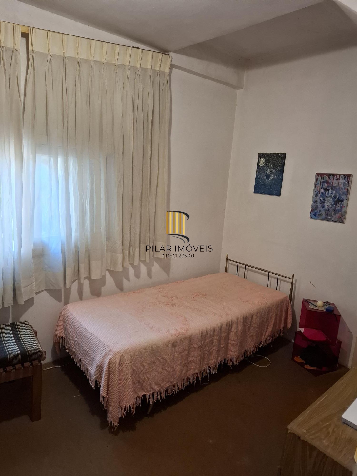 Casa no Bairro Petrópolis, à 800 metros da Encol, com pátio e piscina.