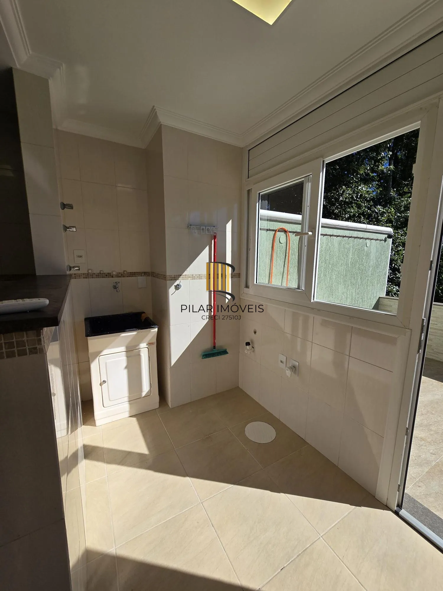 Casa 3 dormitórios, 1 suíte, 4 vagas 210 m² privativos no Belém Novo.